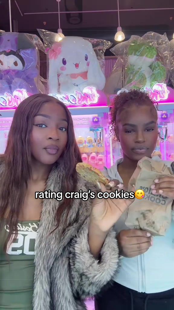@👩🏾&zwj;❤️&zwj;💋&zwj;👩🏾