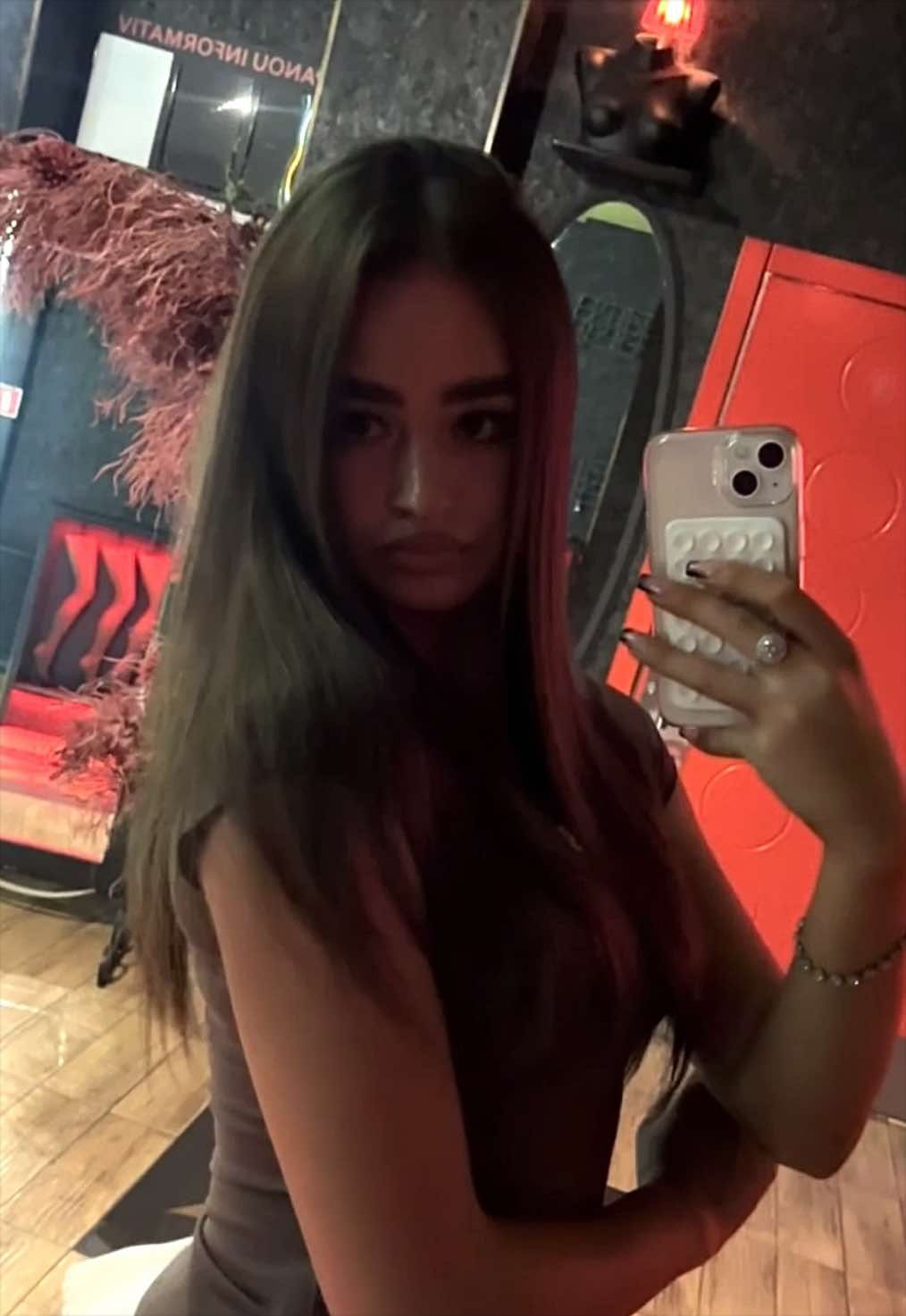 @adelayna_sb