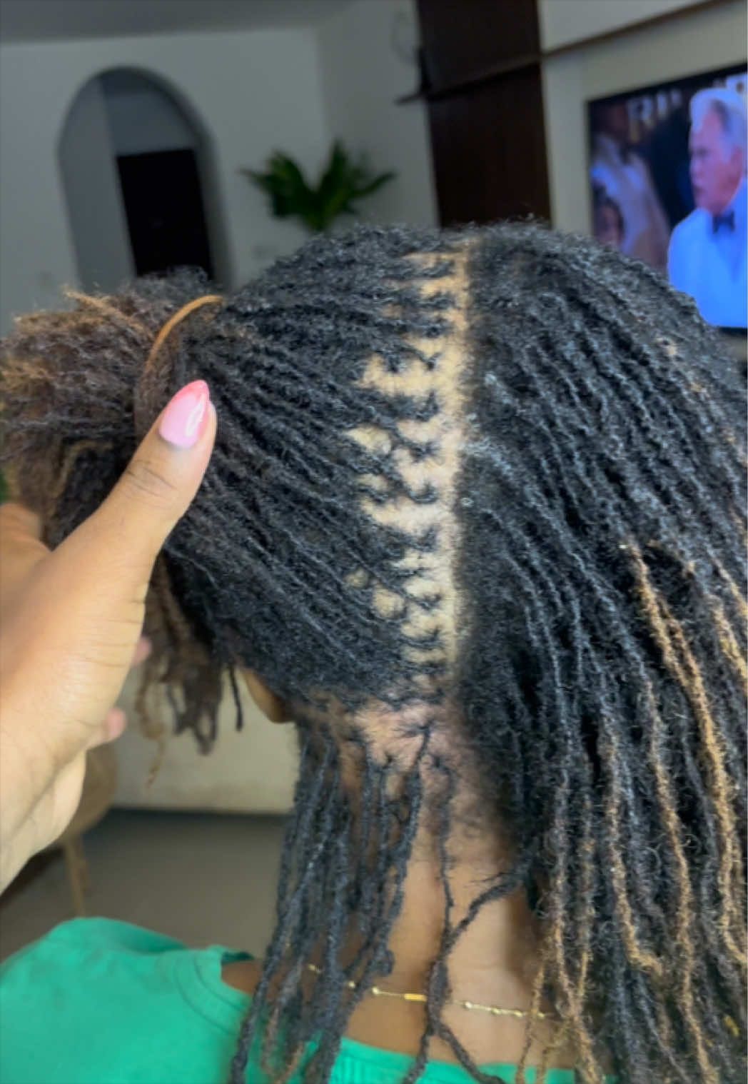 @FEMALE BARBER/LOCTICIAN IN LAG