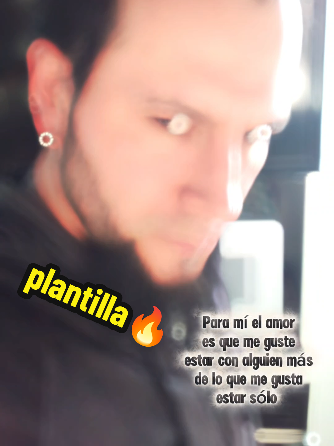 @\,,/•_•\,,/