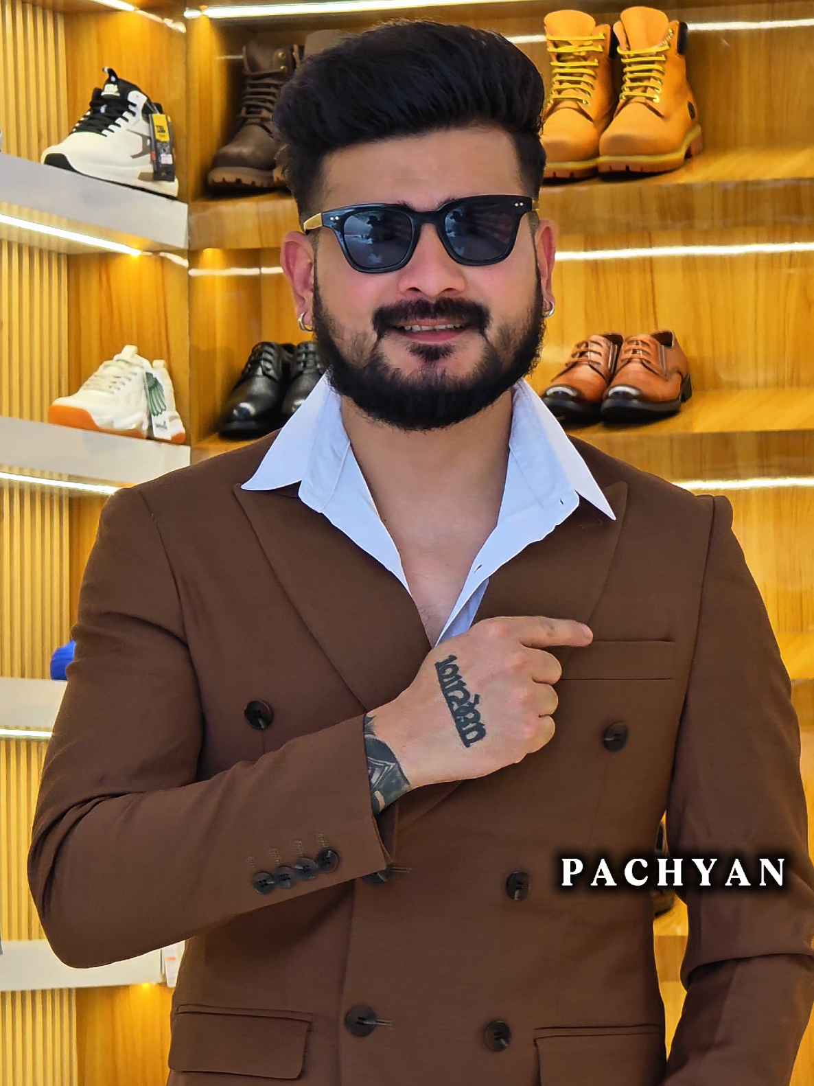 @पछ्याण wears