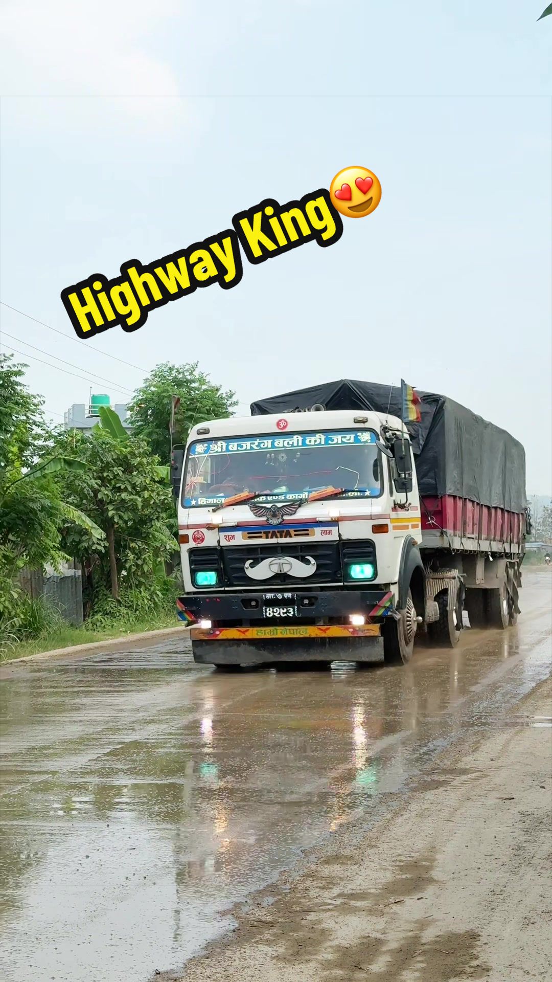 @गुडिरहेका टिपर र ट्रक