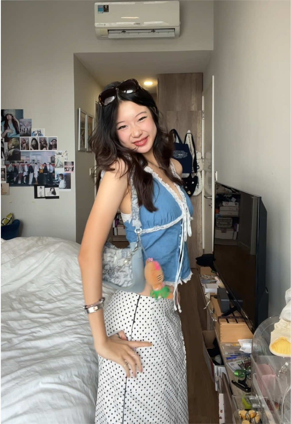 @由由