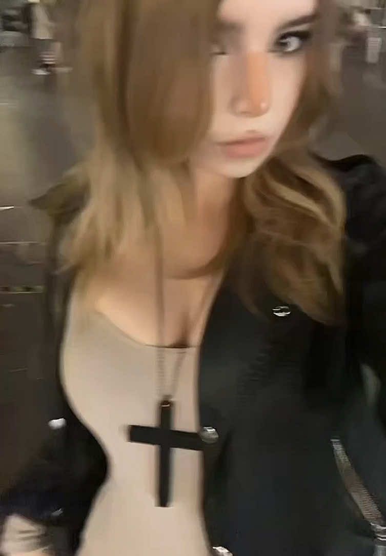 @paledollie