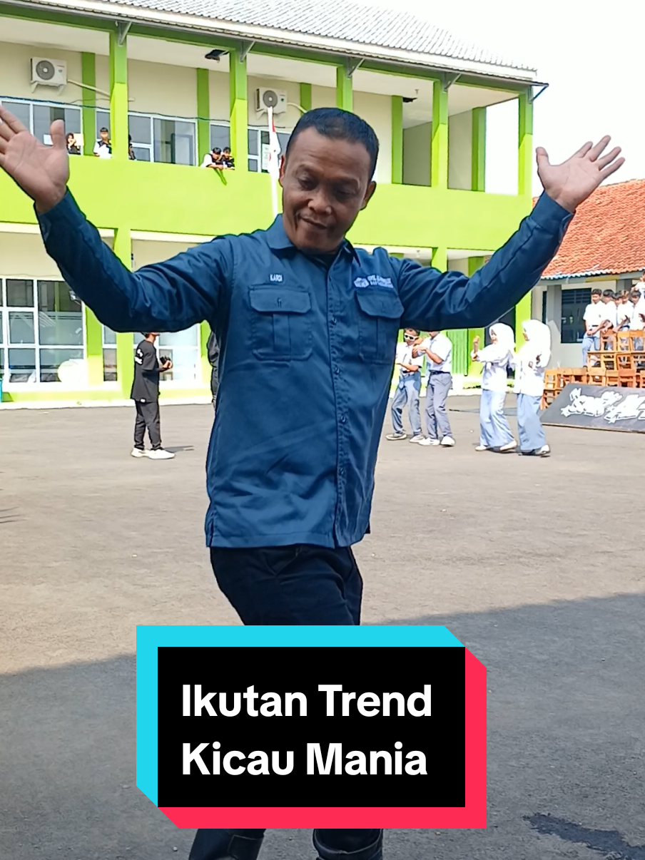 @Galeri Bu Ni di Sekolah
