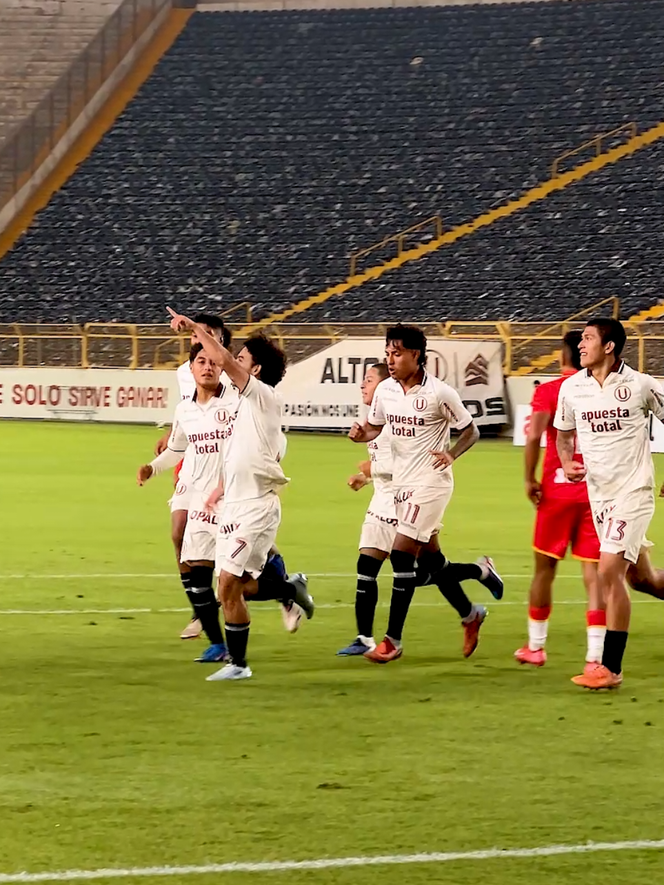 @Universitario