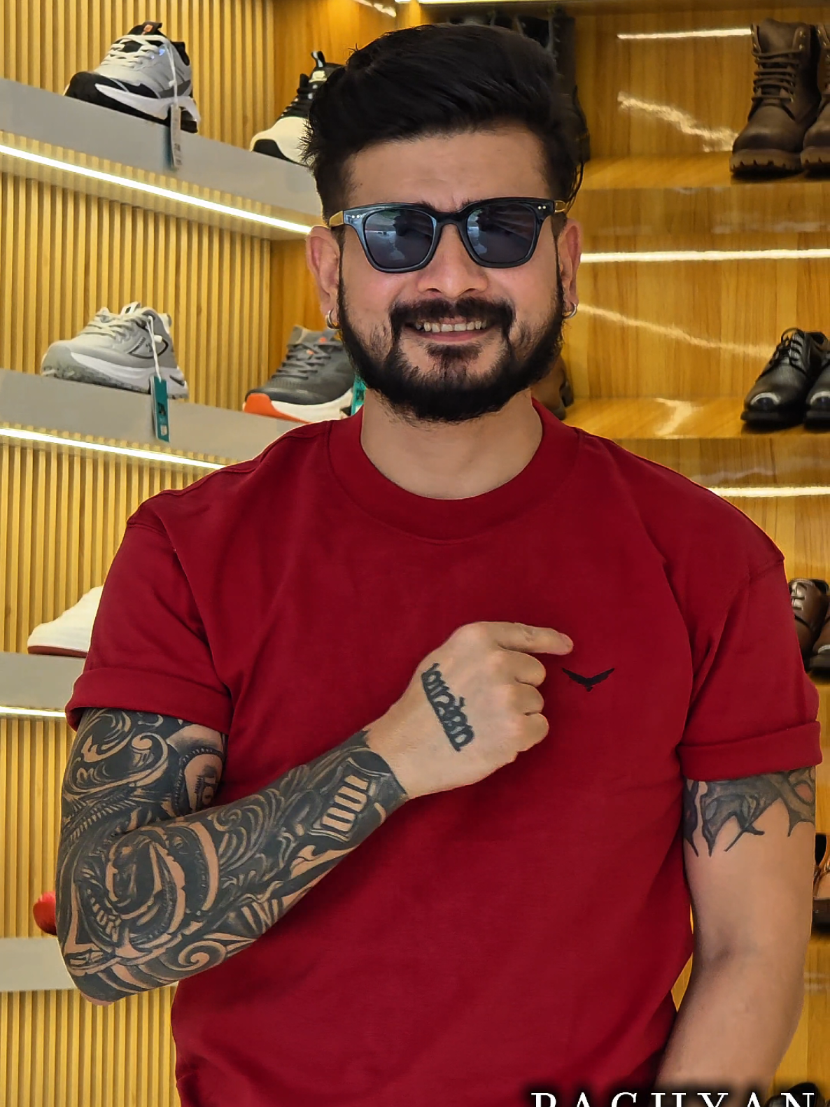 @पछ्याण wears
