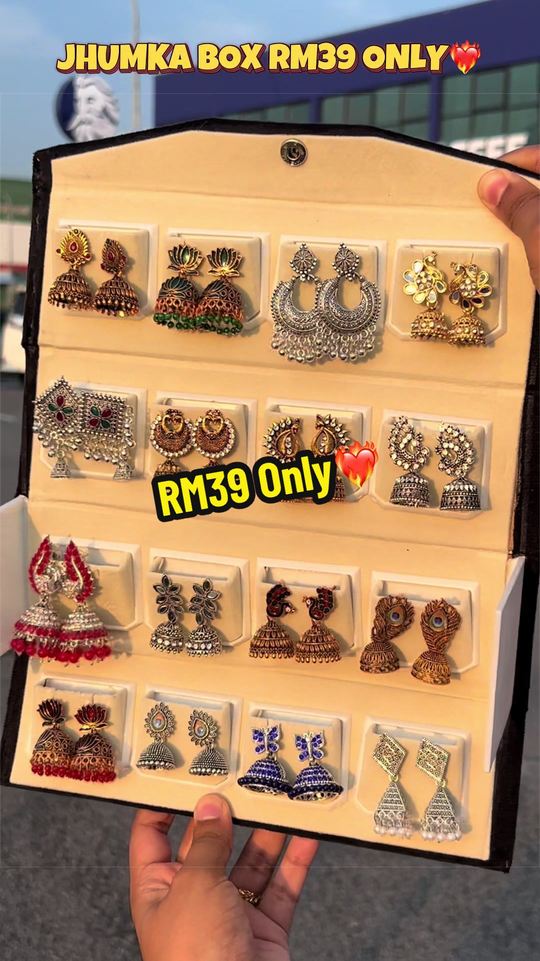 @Jewelsbyshax_