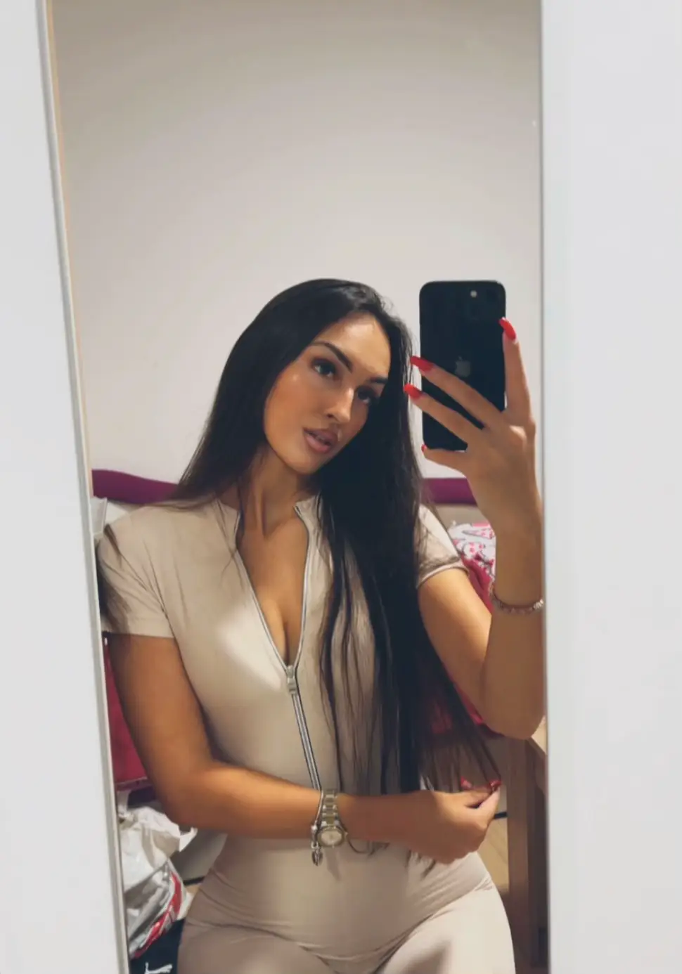 @issidorraaaaa