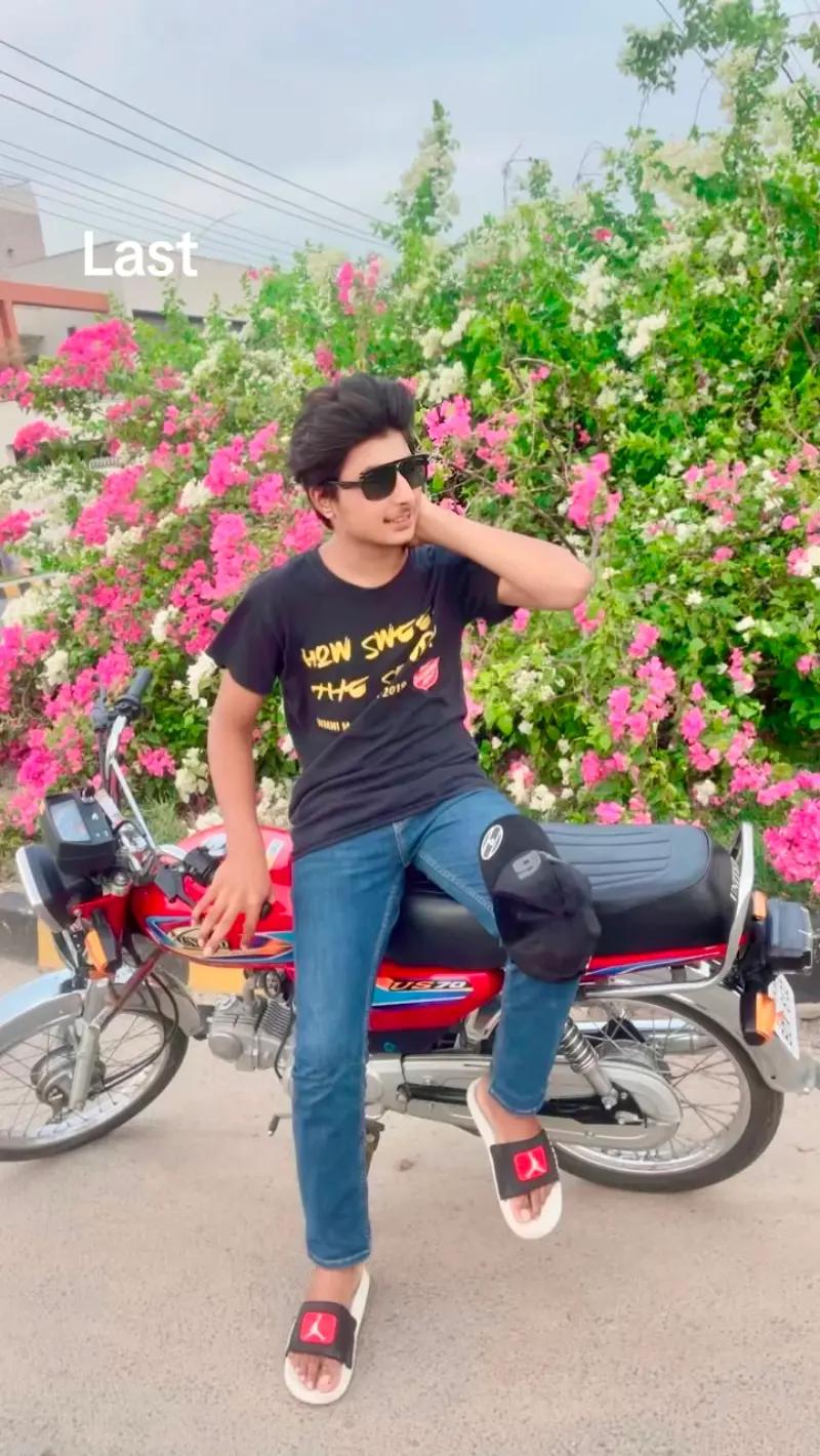 @Mr🤟Azan 🔝