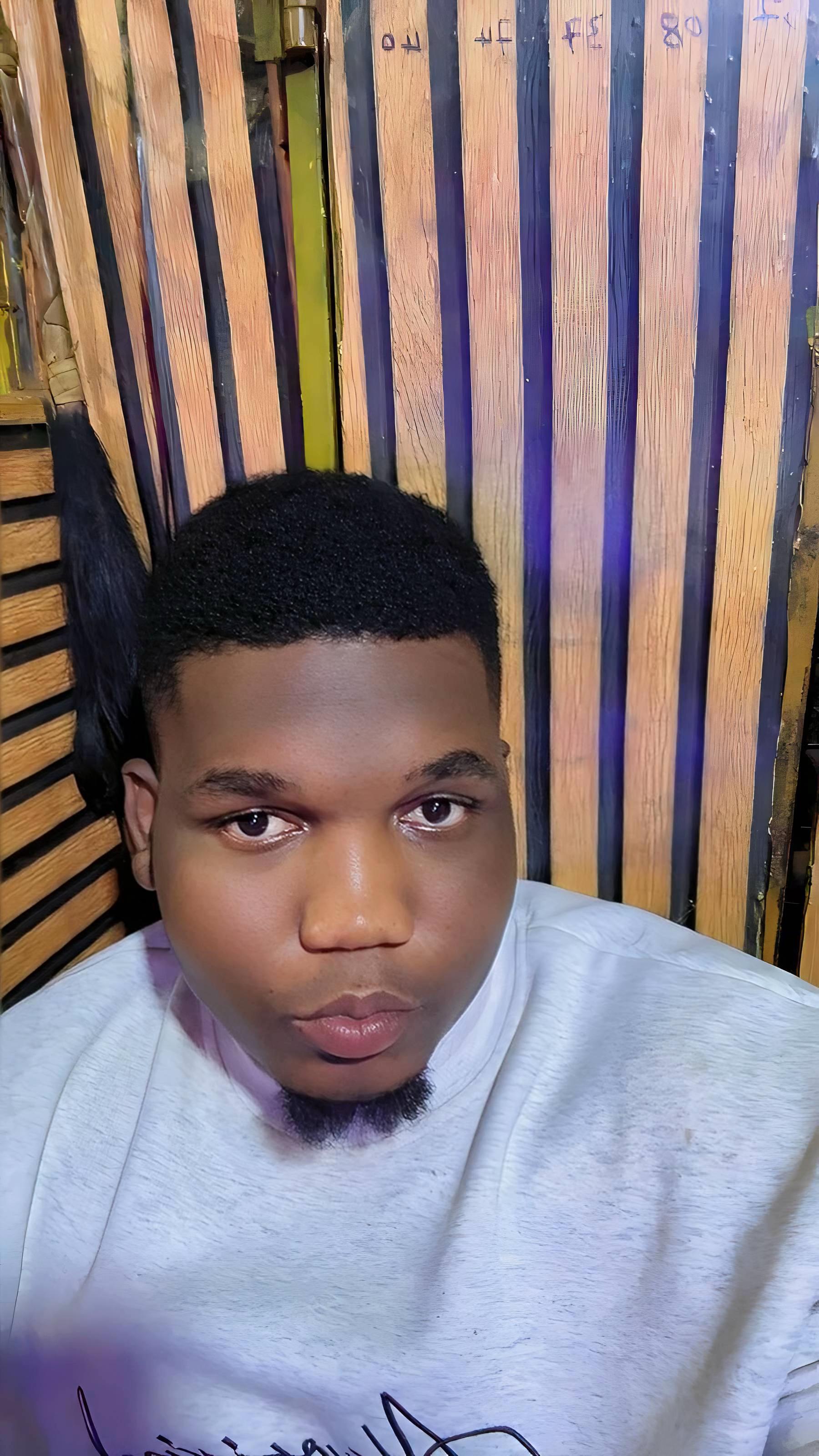 @¥ARON🤟KANO😎