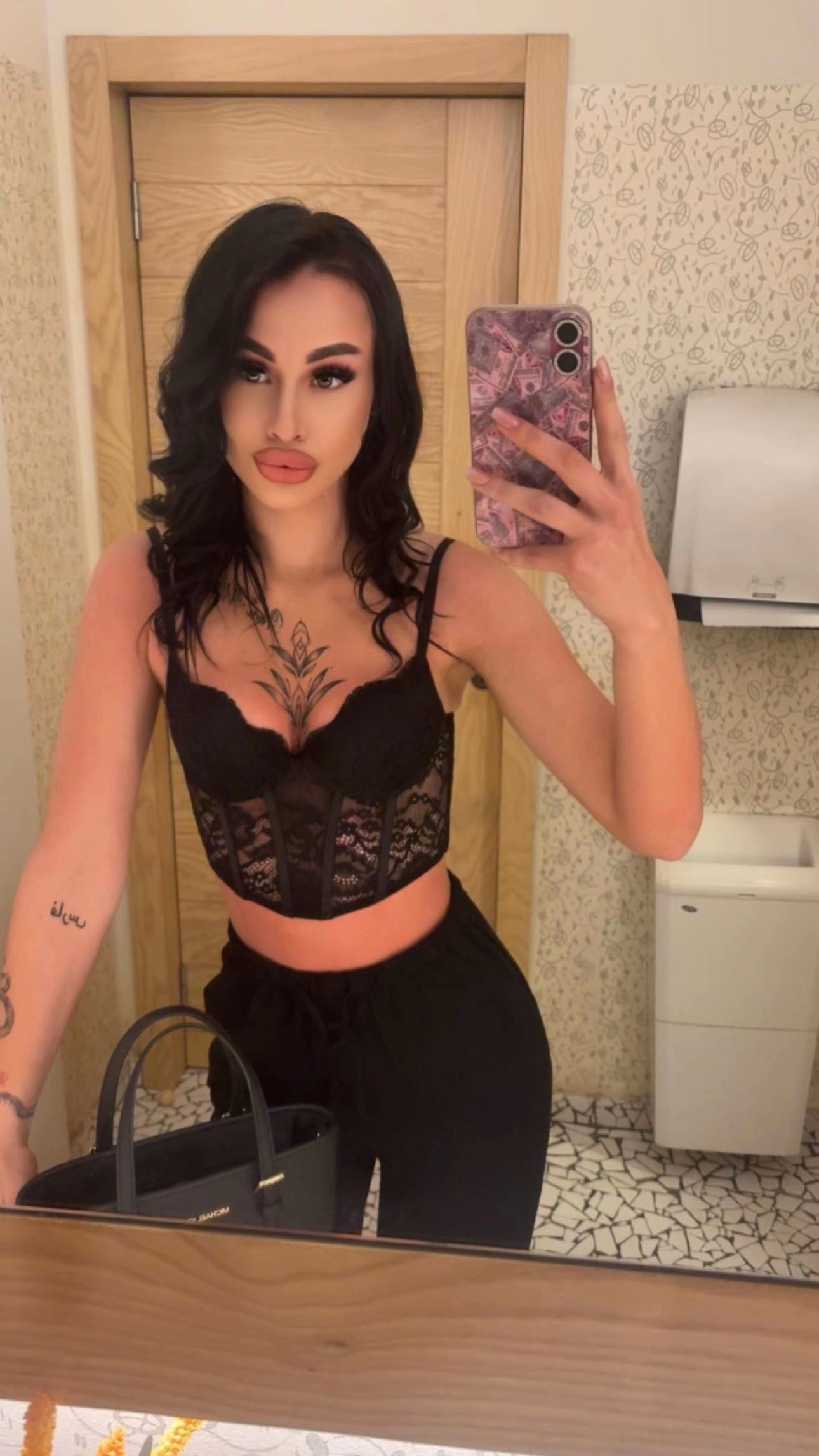 @laariisa27