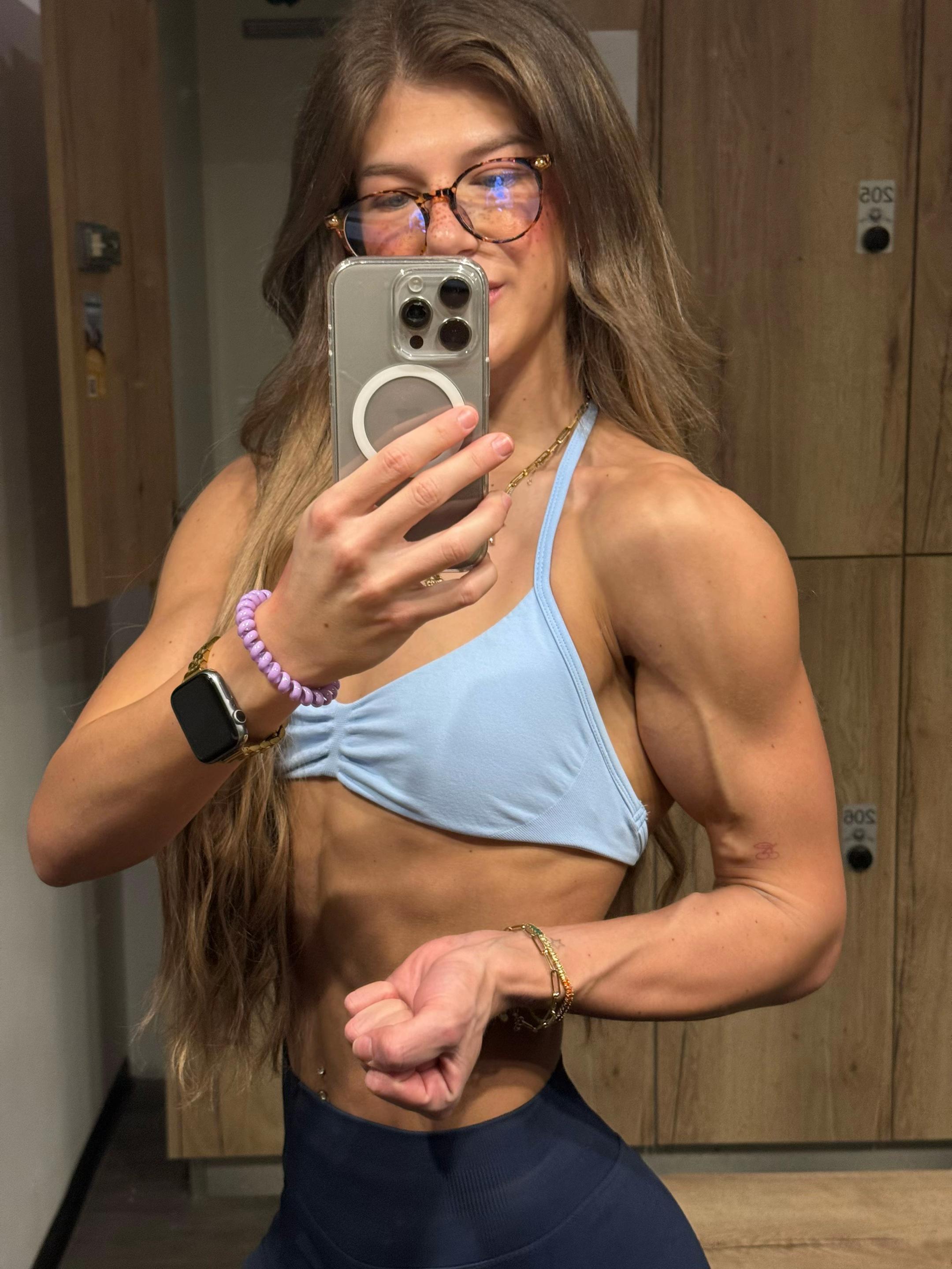@Julia 🥥 npc bikini athlete