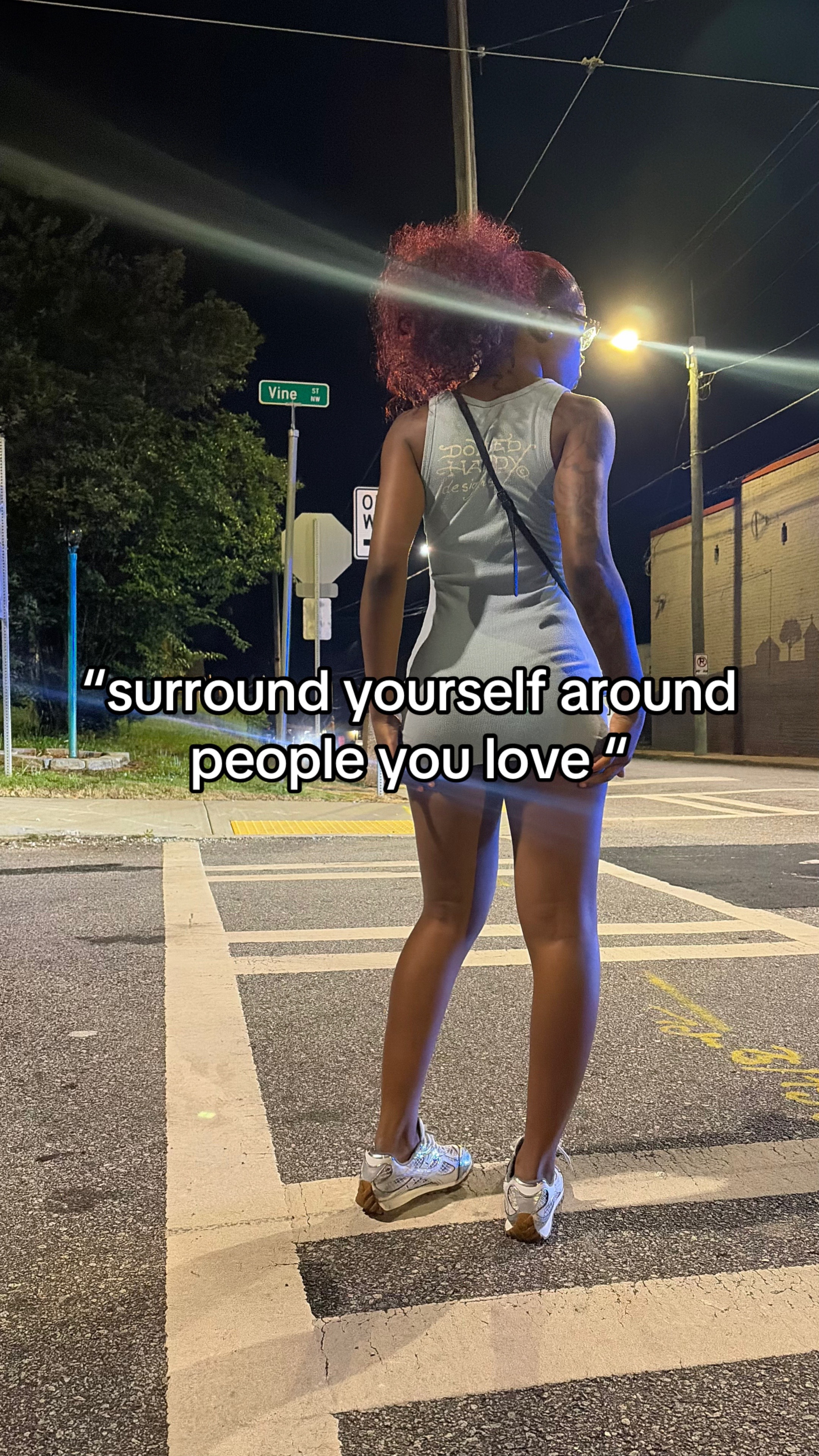 @👩🏾&zwj;❤️&zwj;💋&zwj;👩🏽