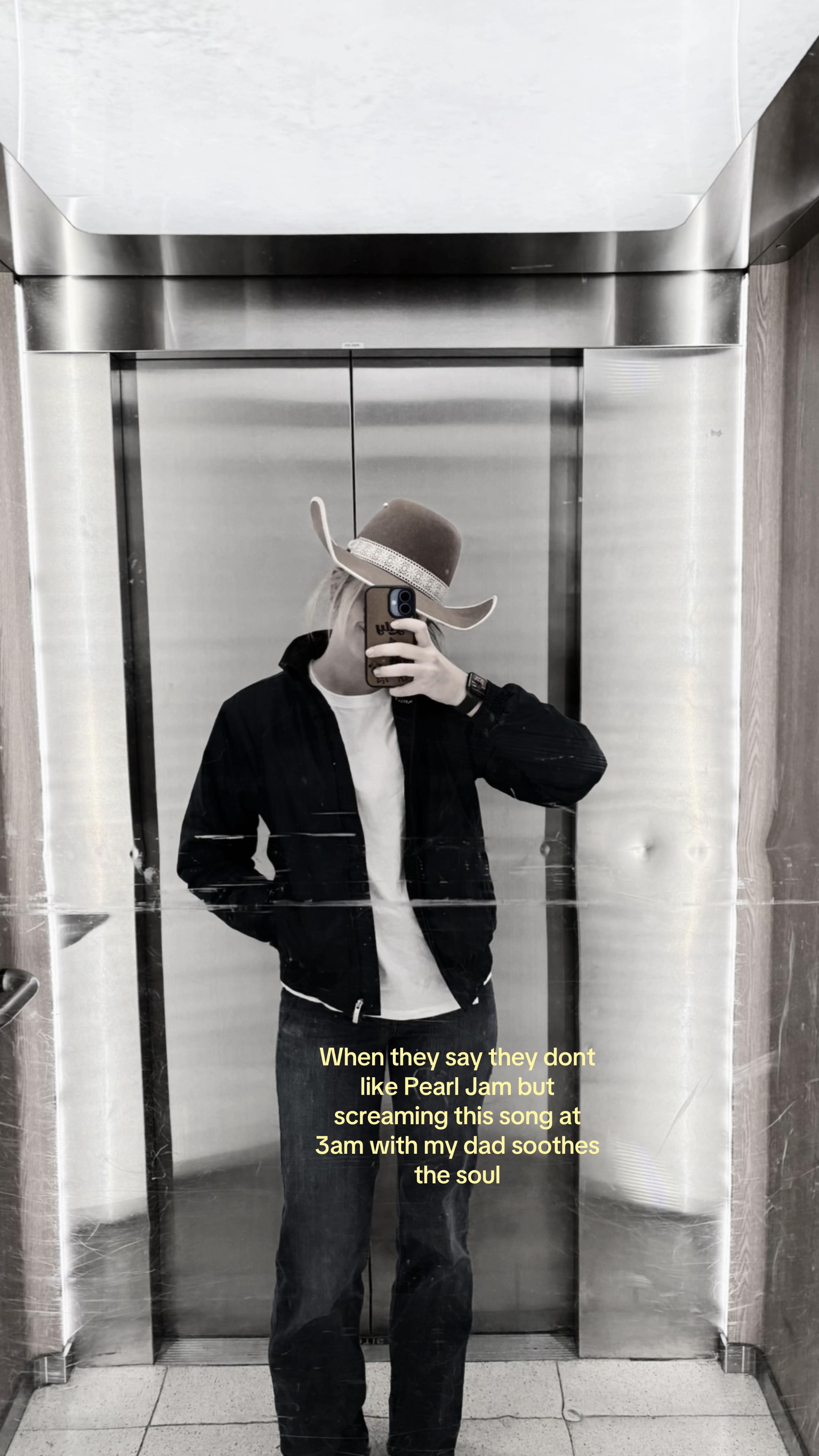@𝐋𝐢𝐥𝐲 𝐋𝐨𝐰𝐢𝐬