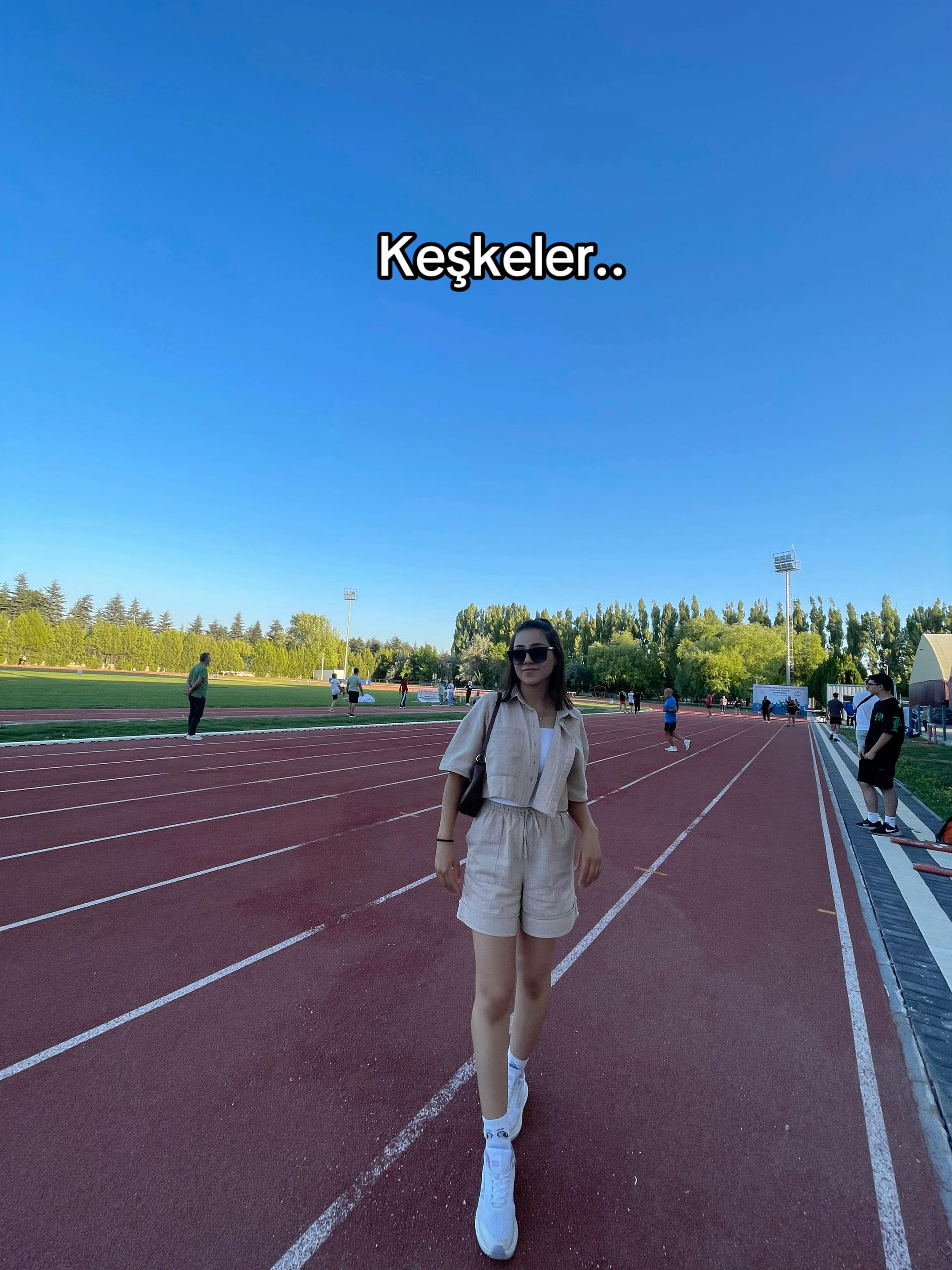 @𝒯