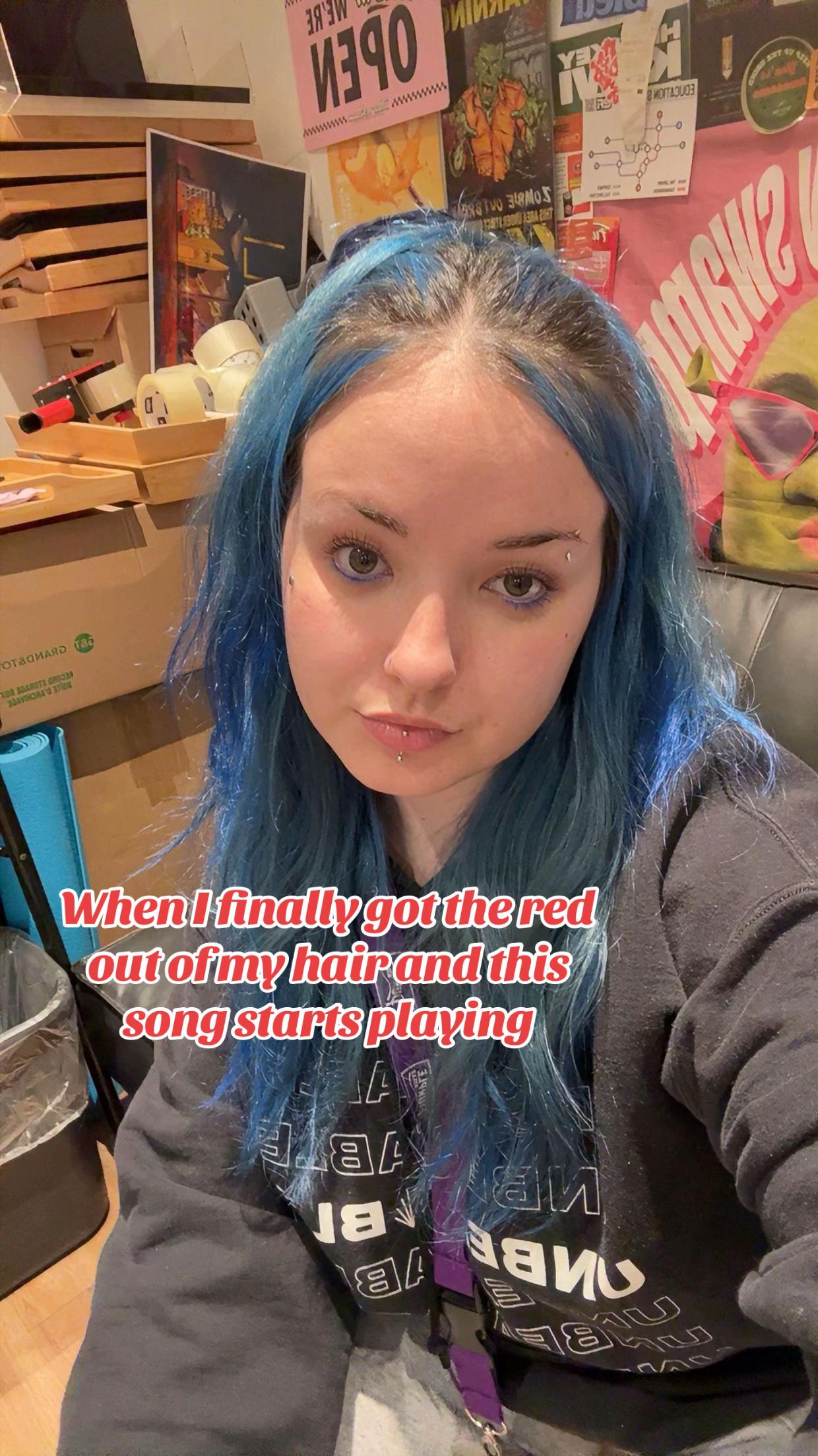 @thatbluehairbaddie