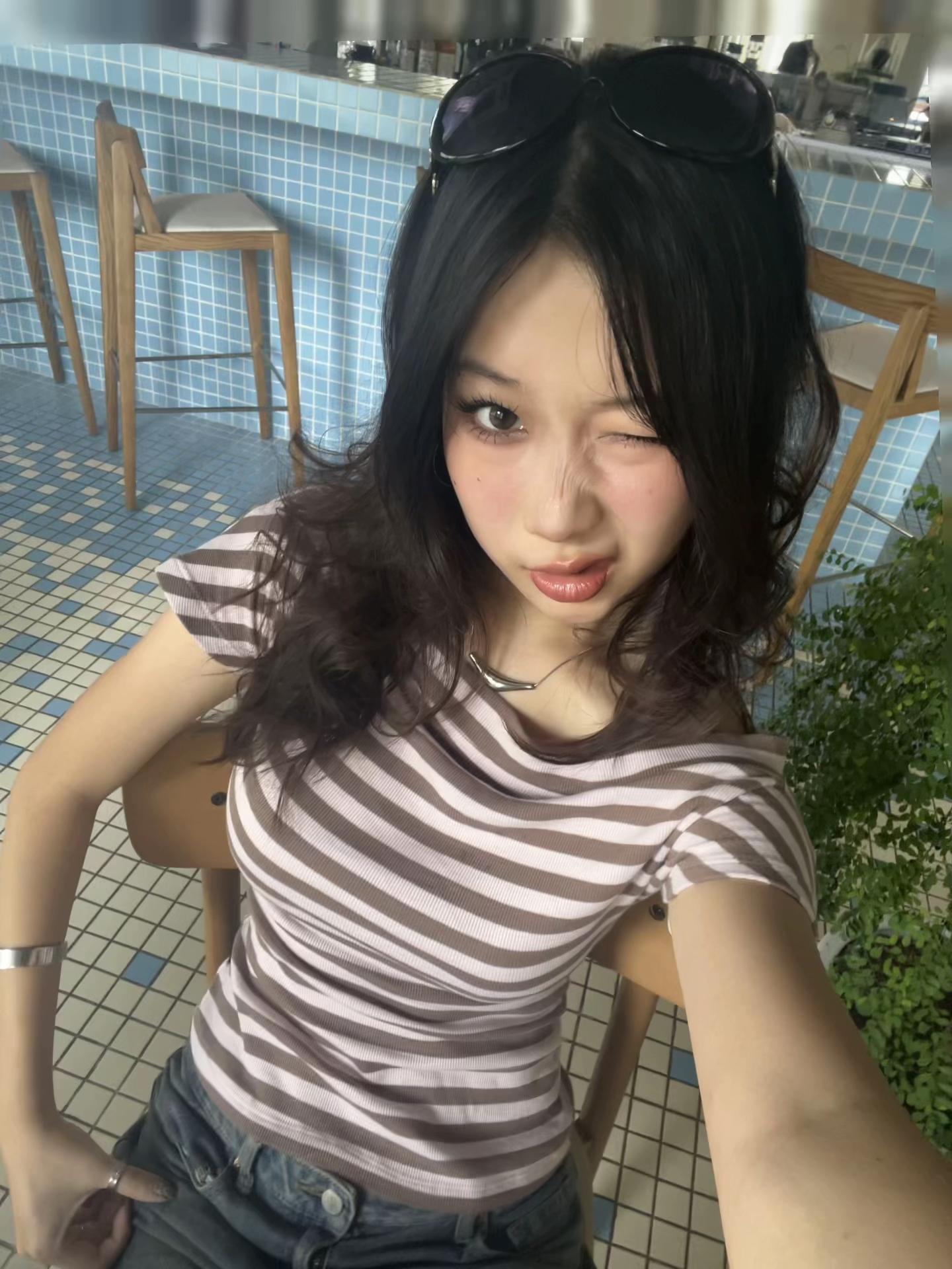 @由由