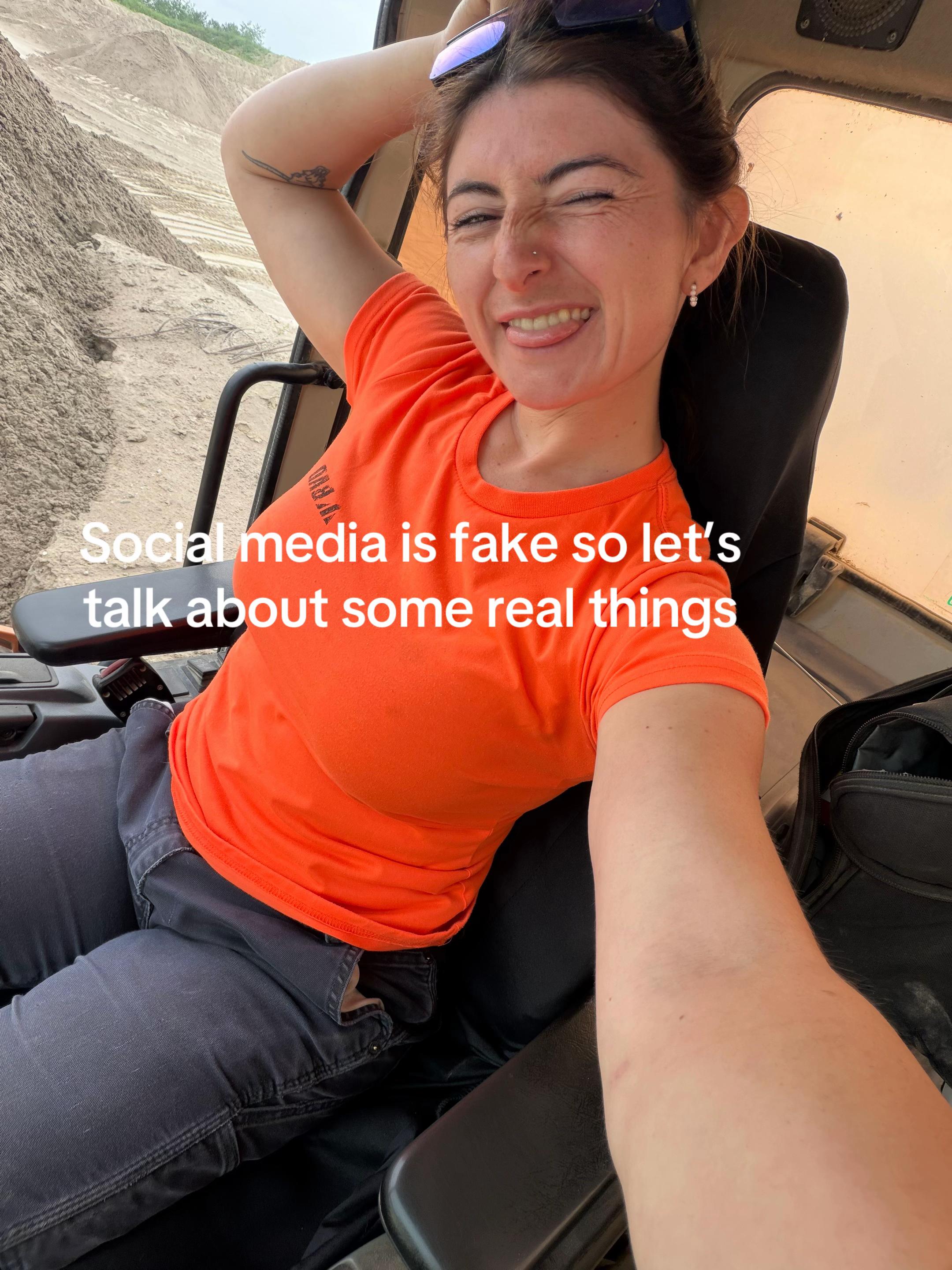 @LexxExcavatorChick