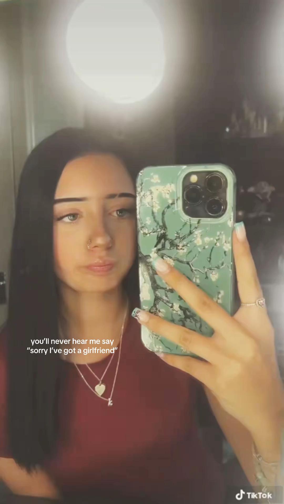 @𝓝👩🏻❤️💋👩🏼