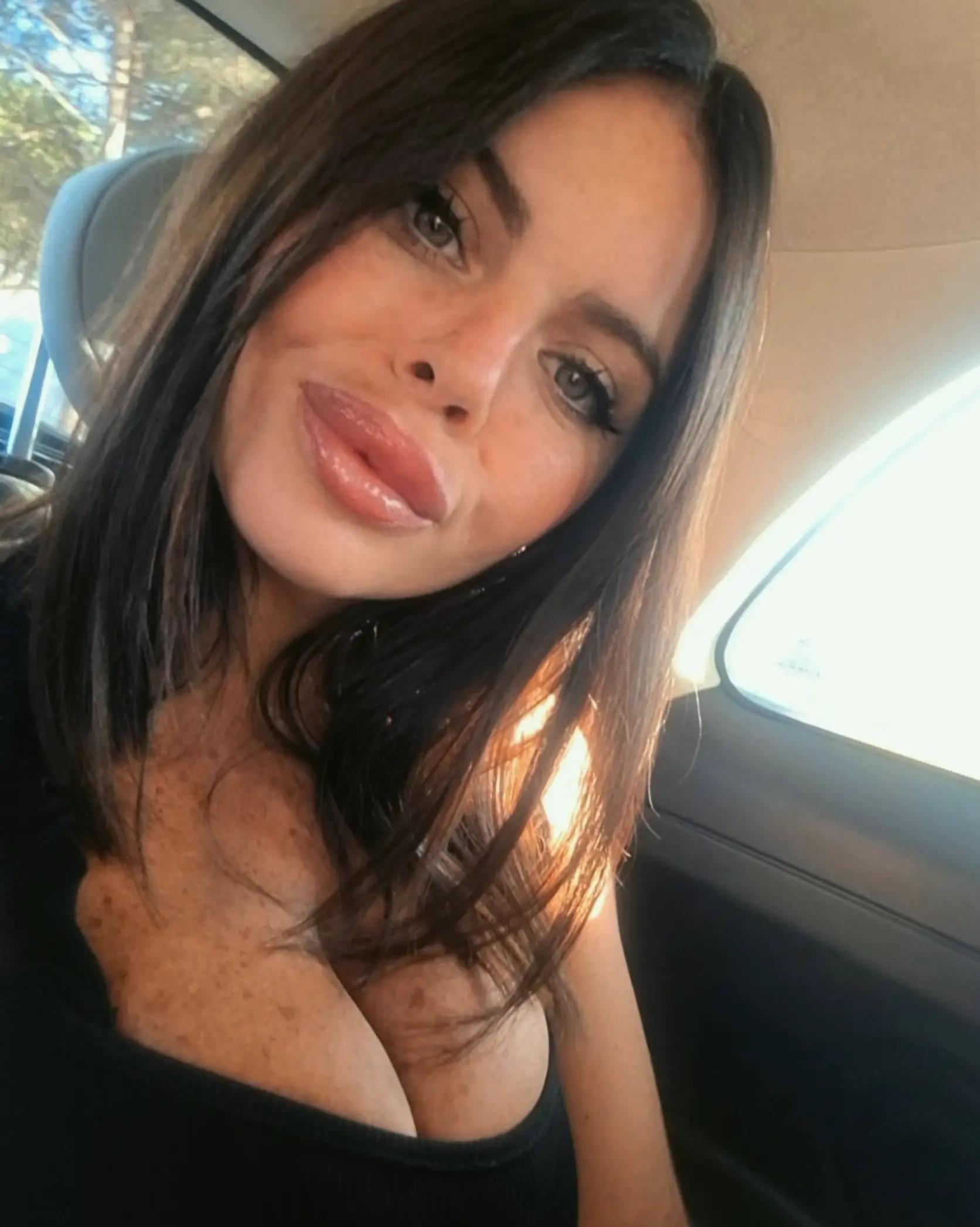 @🍒𝑵 𝒂 𝒐 𝒎 𝒊🍒