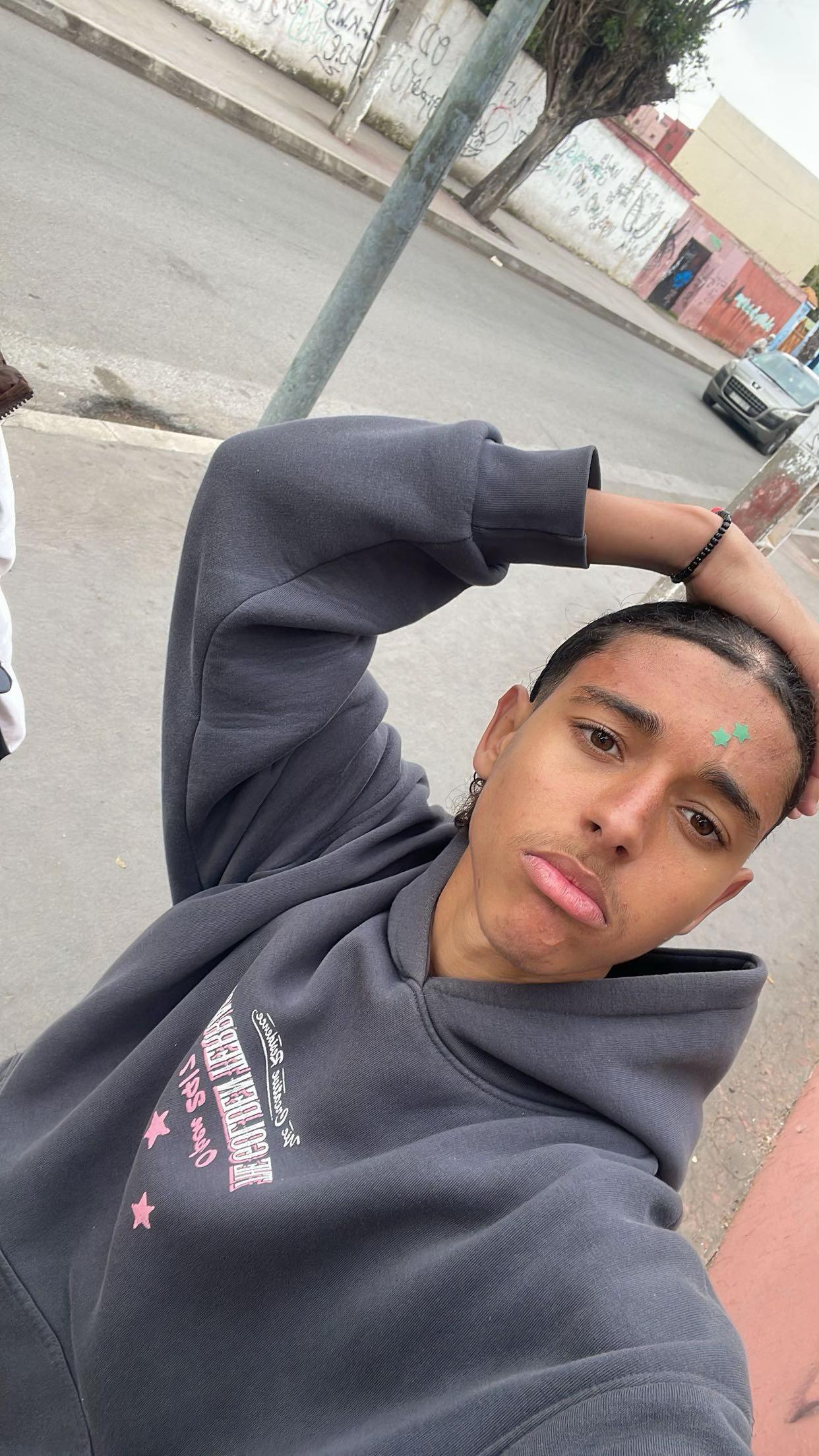 @ꓤ