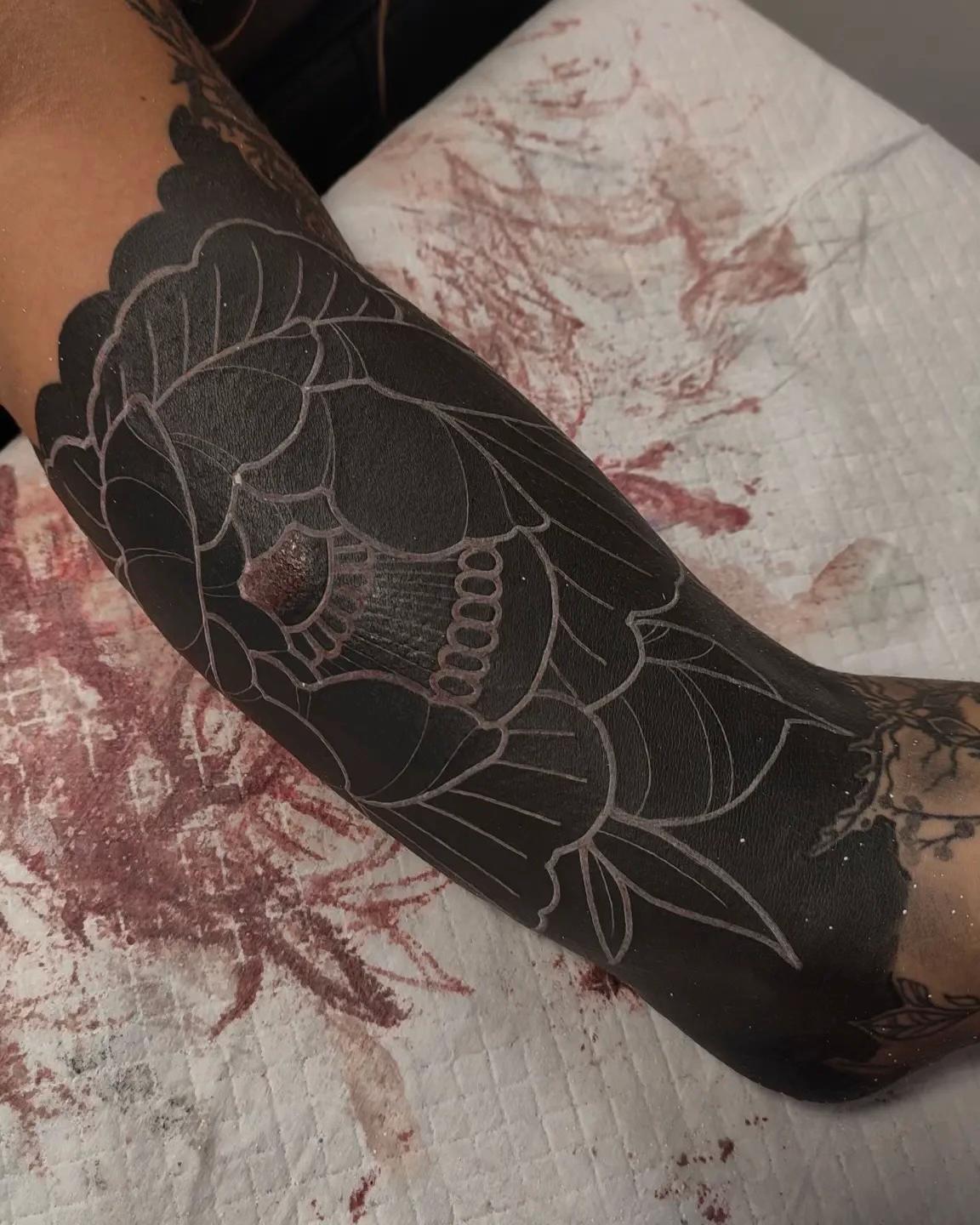 @WHITE ON BLACK TATTOO