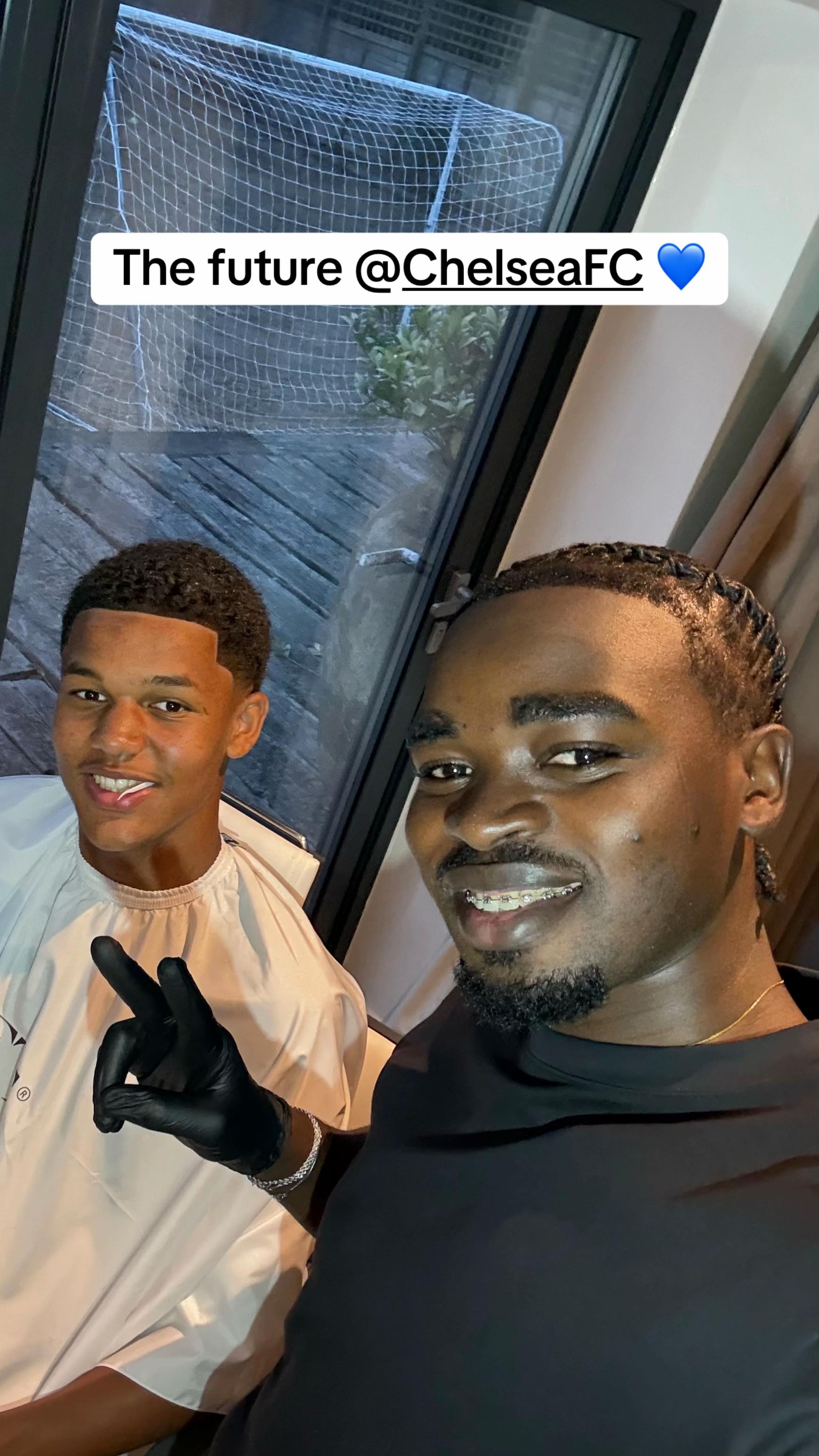 @Mo&rsquo;s Barbers
