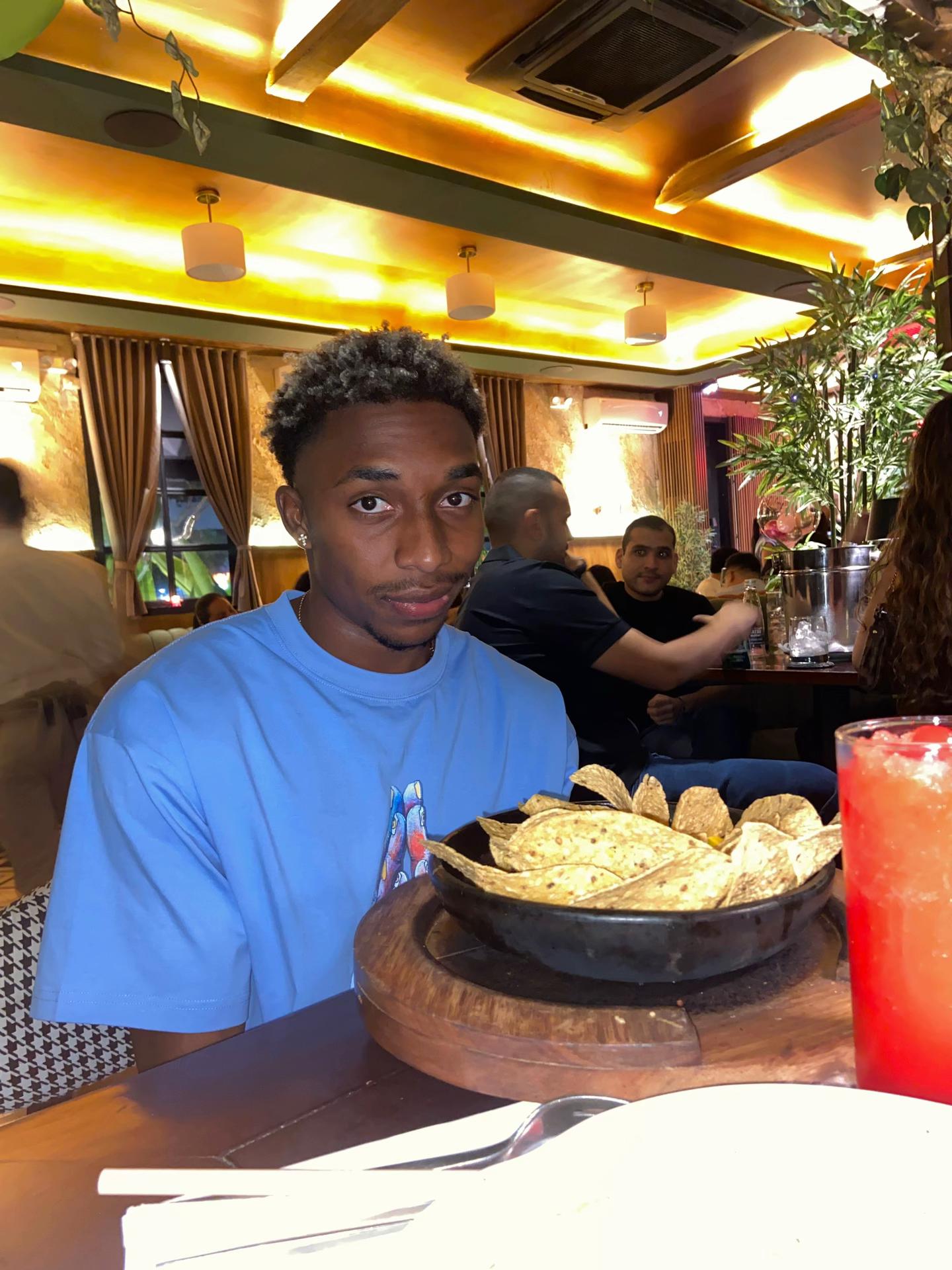 @𝑪𝒉𝒂𝒓𝒍𝒚 𝒋𝒓🧃