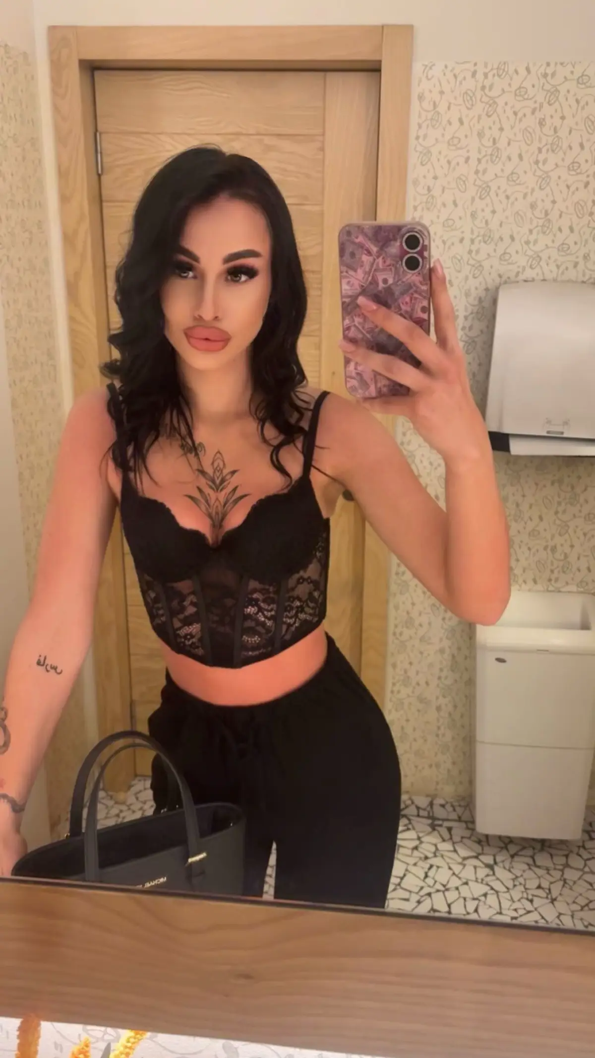 @laariisa27