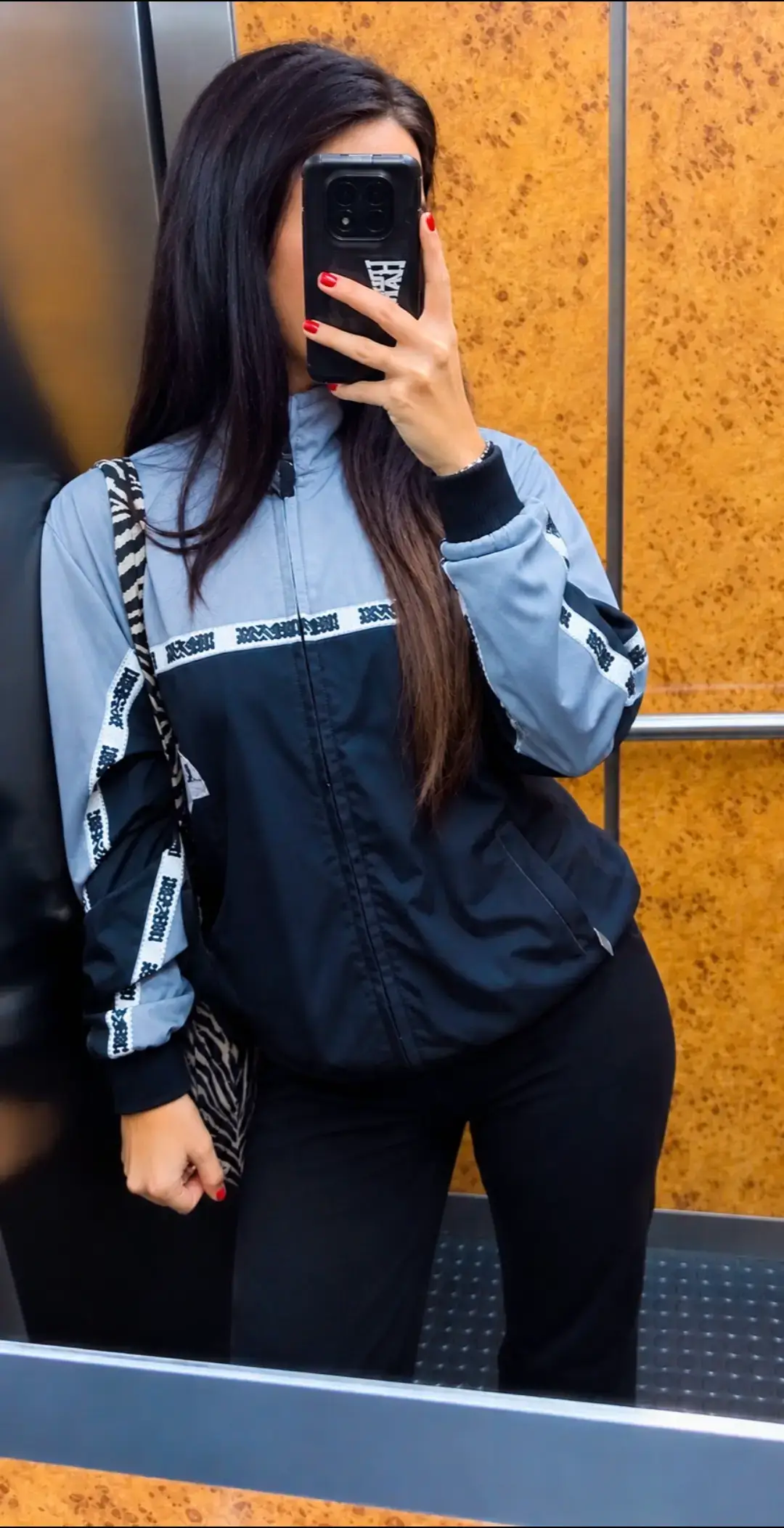 @Laurix_bcn🖤🇪🇦