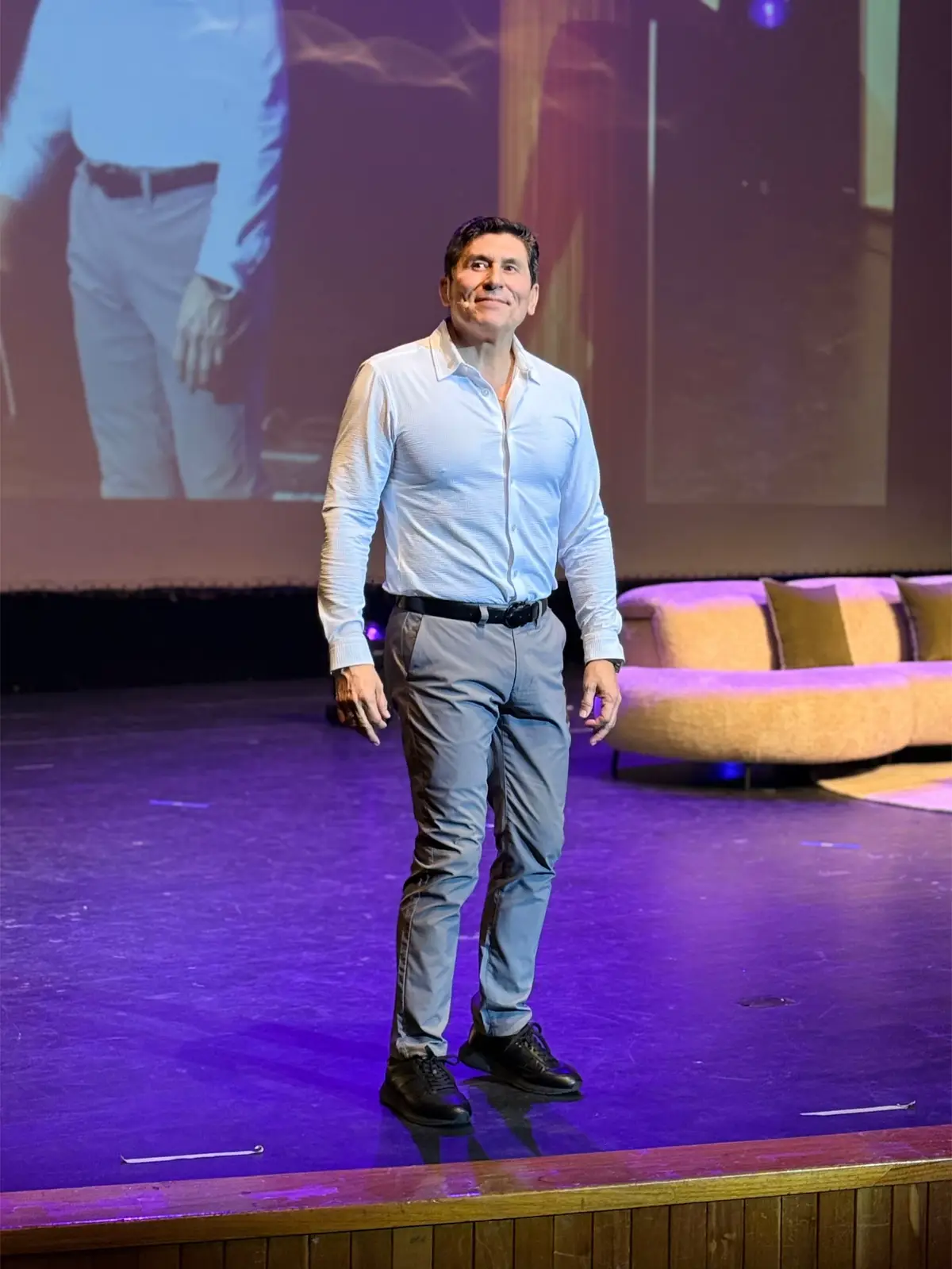 @César Lozano