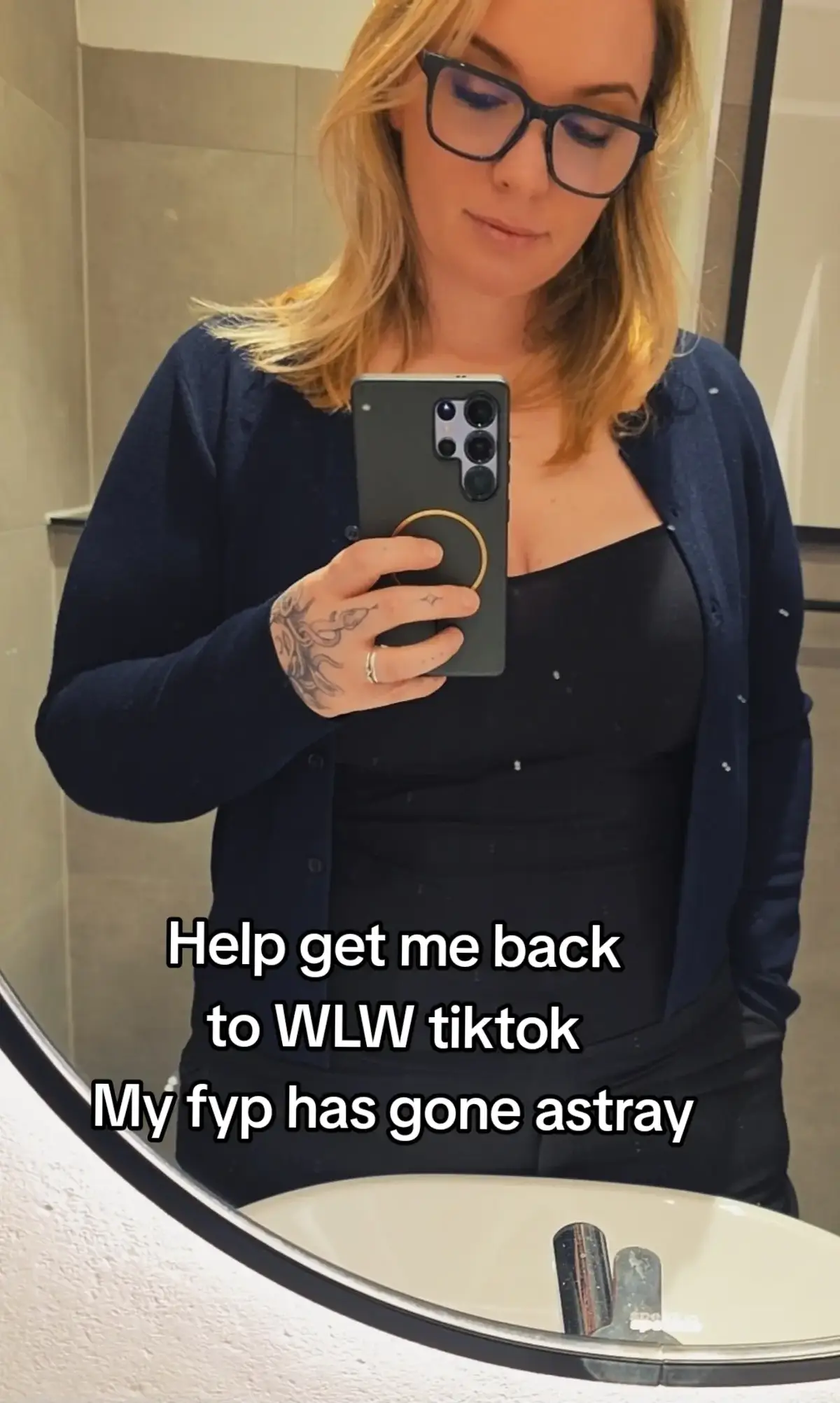 @C.C. Davie - Sapphic Author