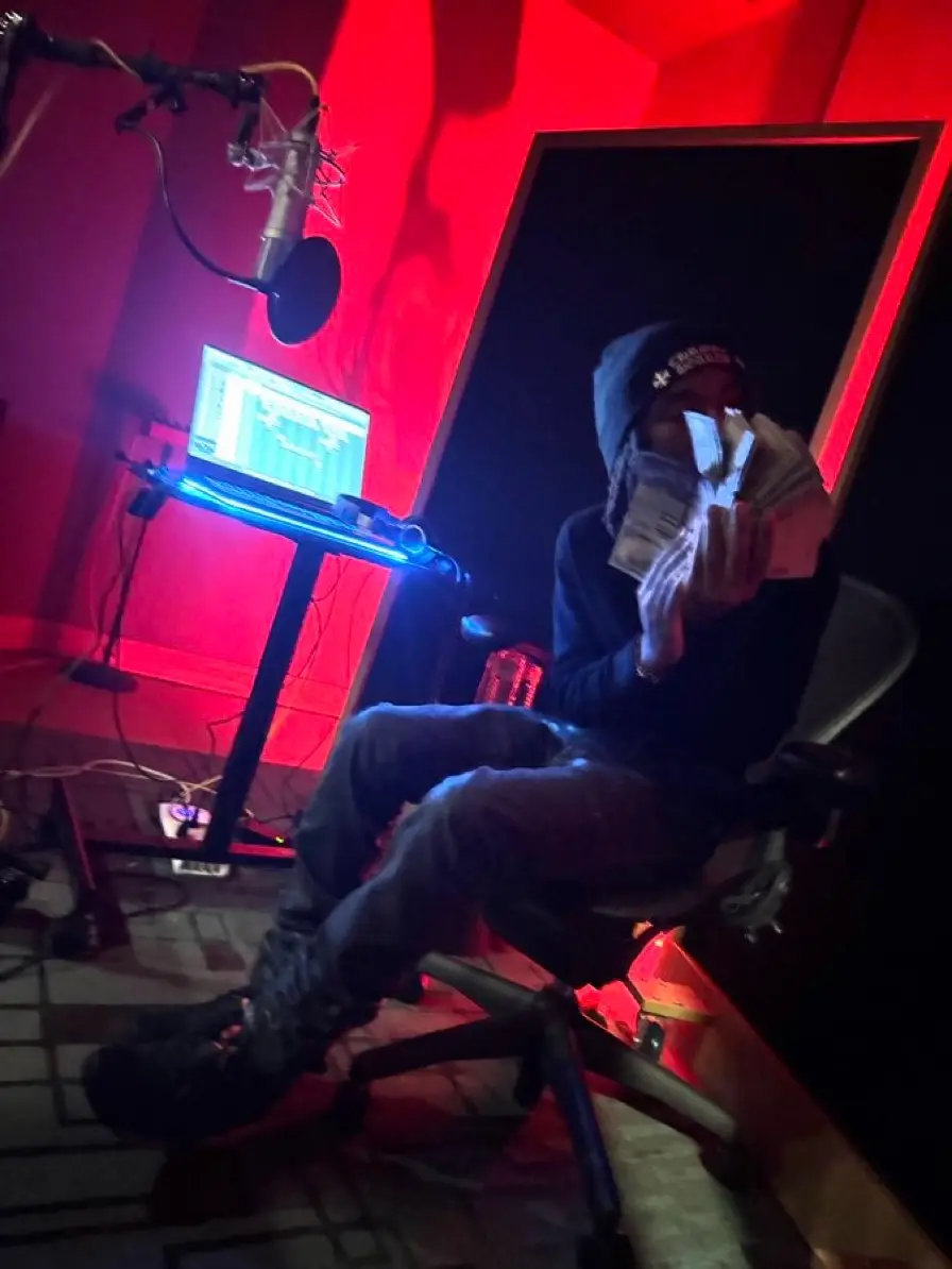 @thisnothimv