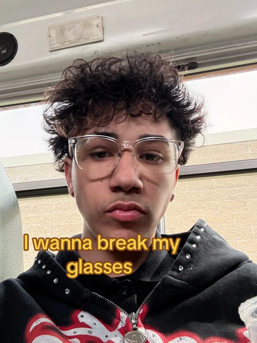 @￴