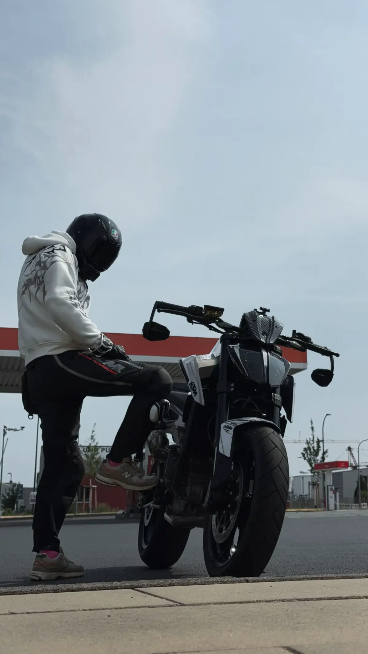 @🏔️🤍🏍️🤳