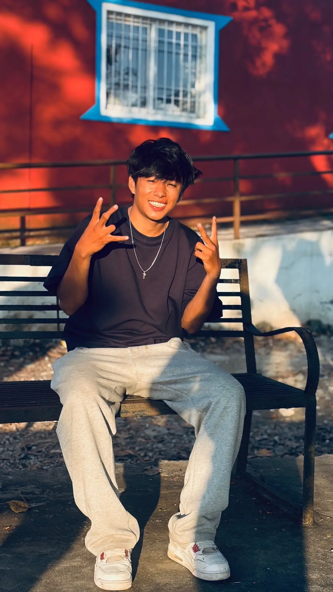 @✌️