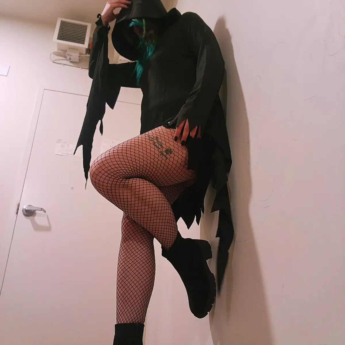 @Thegirlwiththecursemark