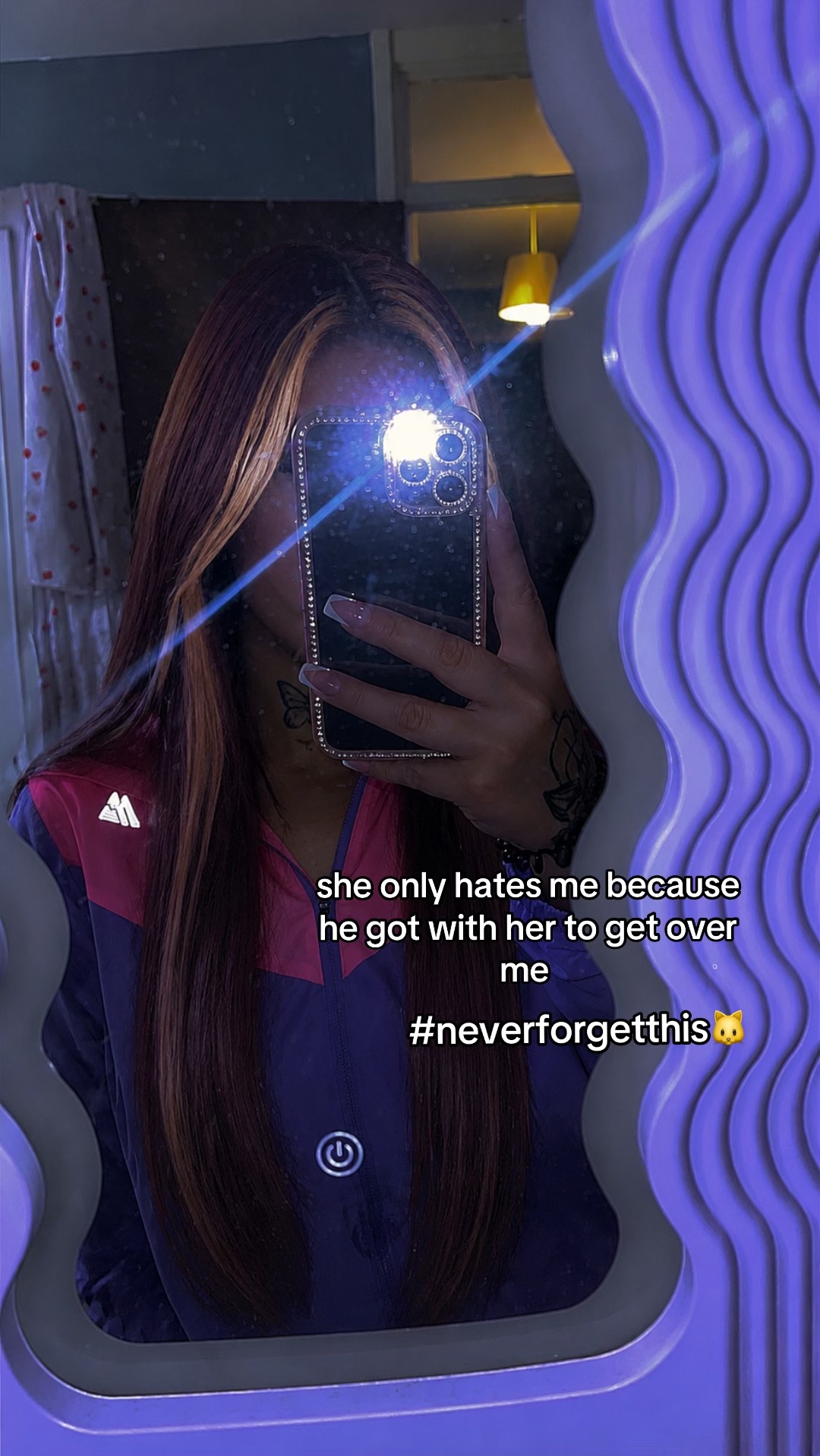 @𝐄𝐛𝐨𝐧𝐲 𝐑𝐨𝐛𝐞𝐫𝐭𝐬
