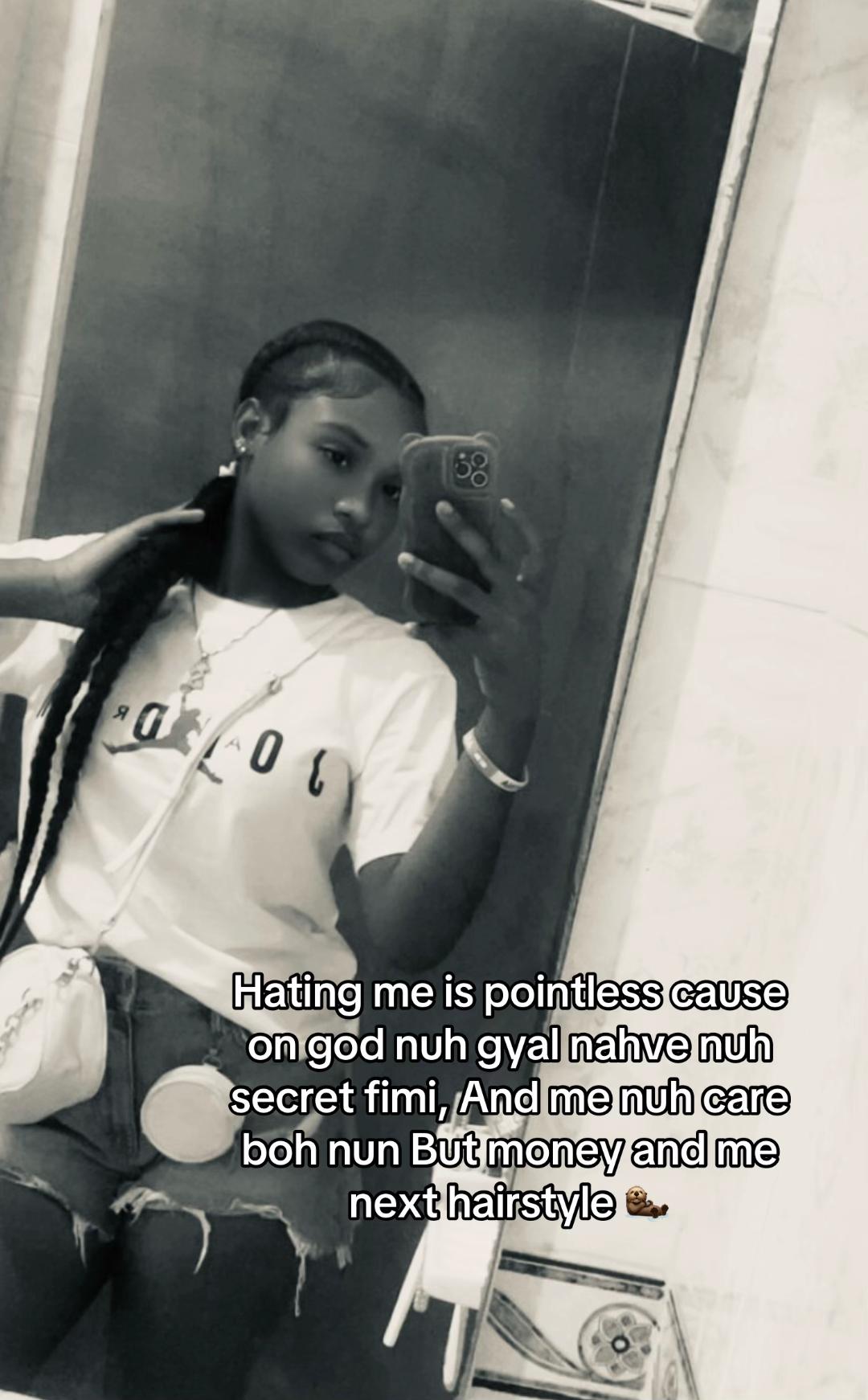 @niaabaee__
