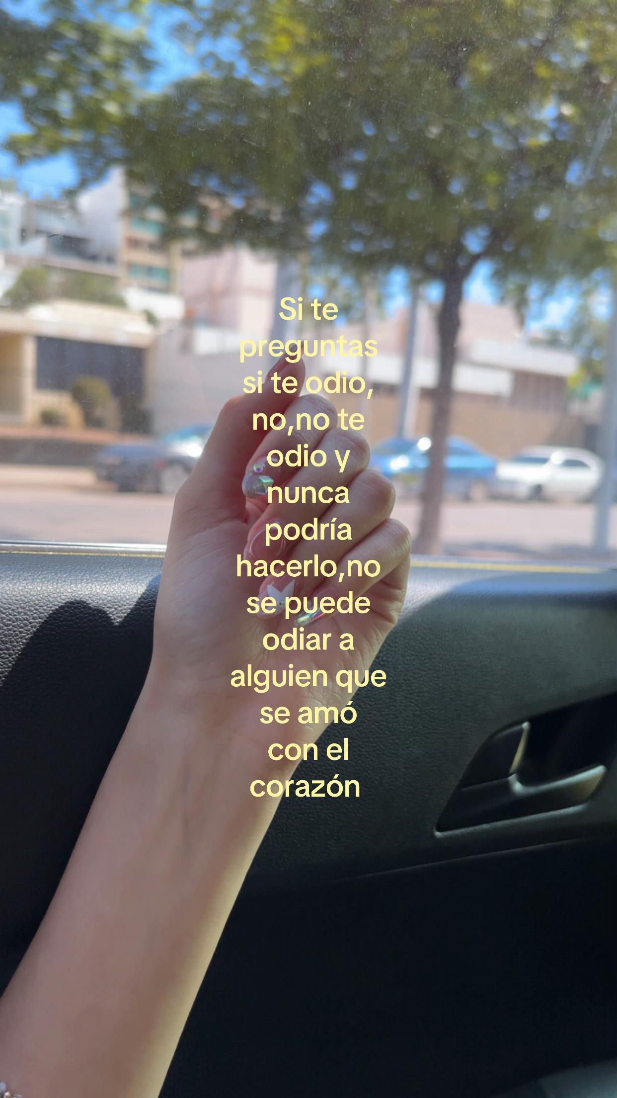 @✌🏻🙂&zwj;&harr;️