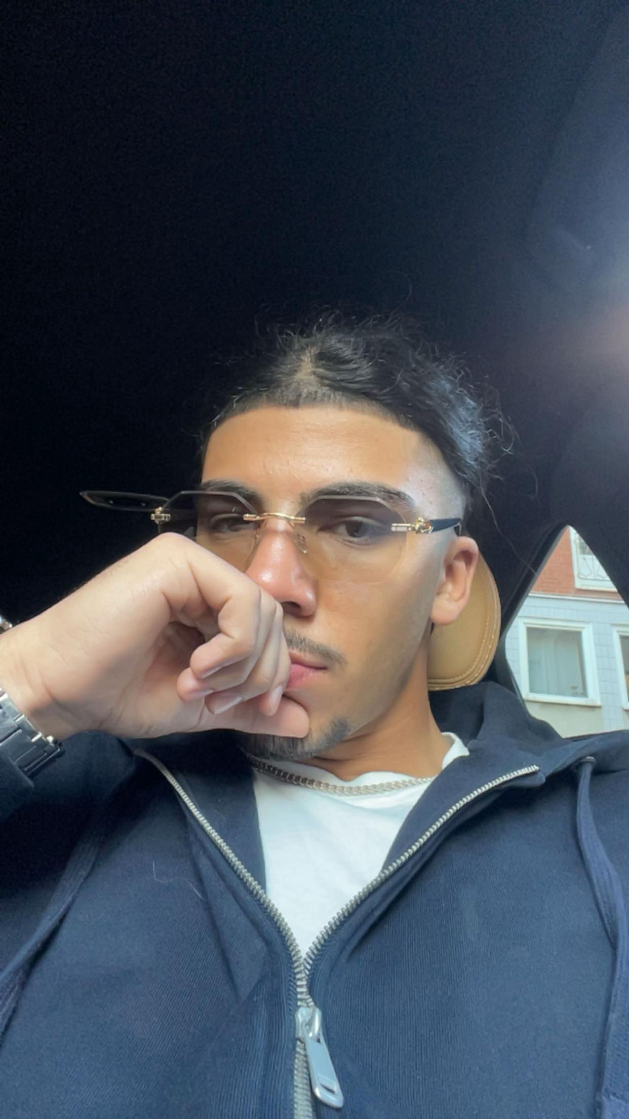 @Mo1of1