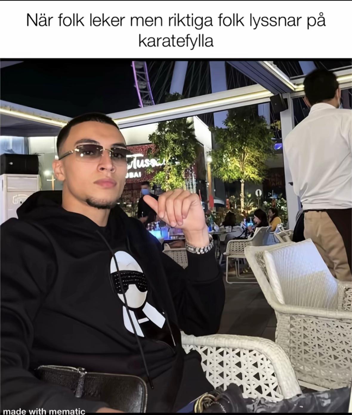 @✌️