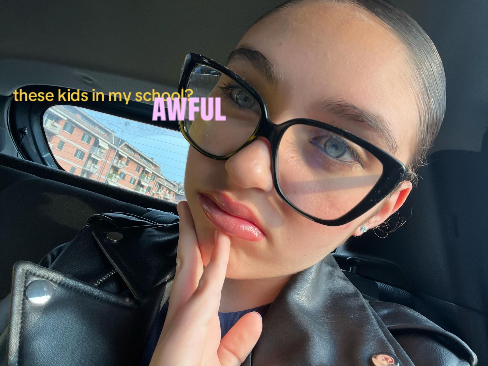 @𝓻𝓸𝓻𝓸𝓫𝓸𝓸𝓴𝓼𝓱𝓮𝓵𝓯⭐️🎫