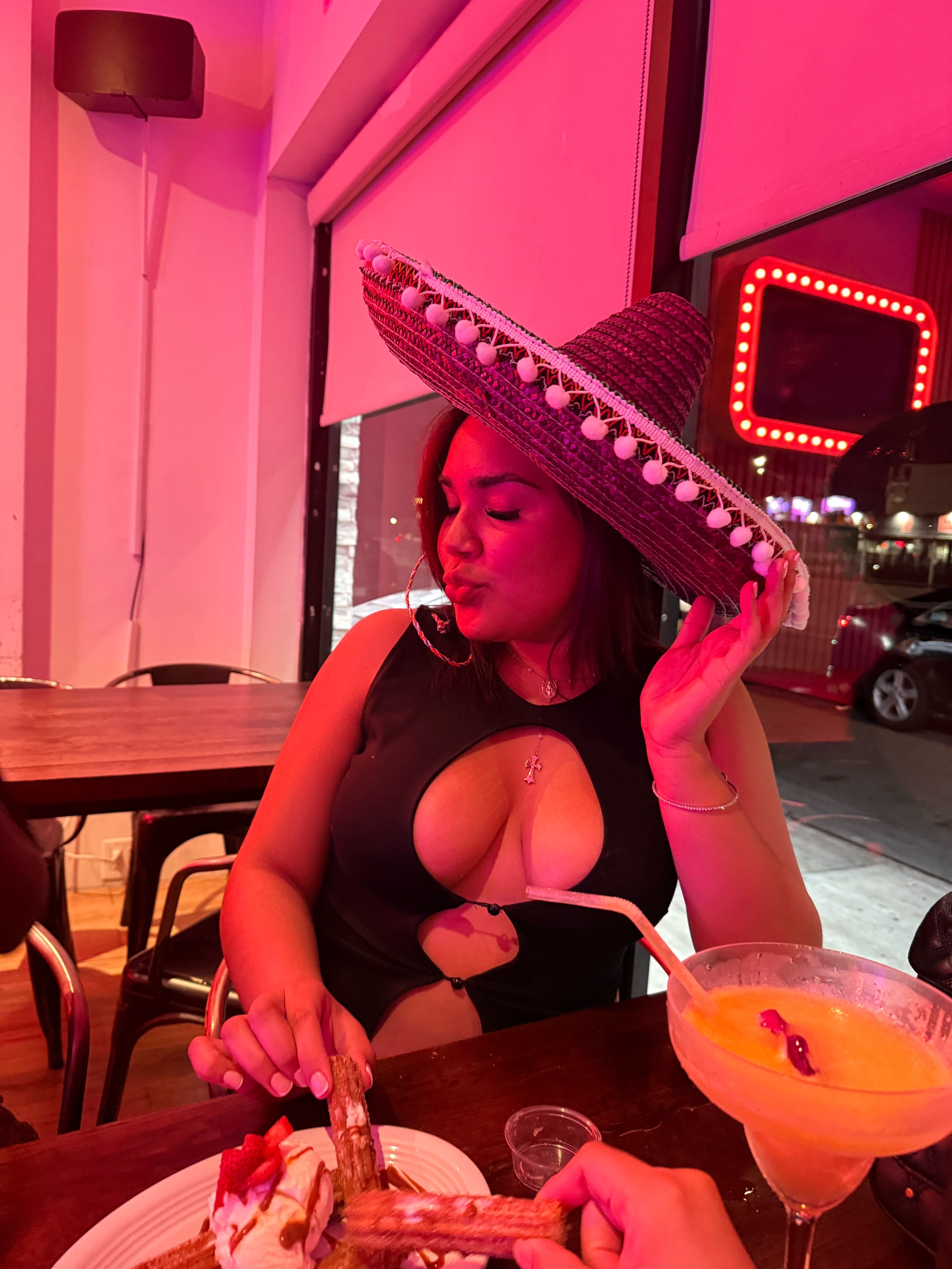 @hoyouisathot