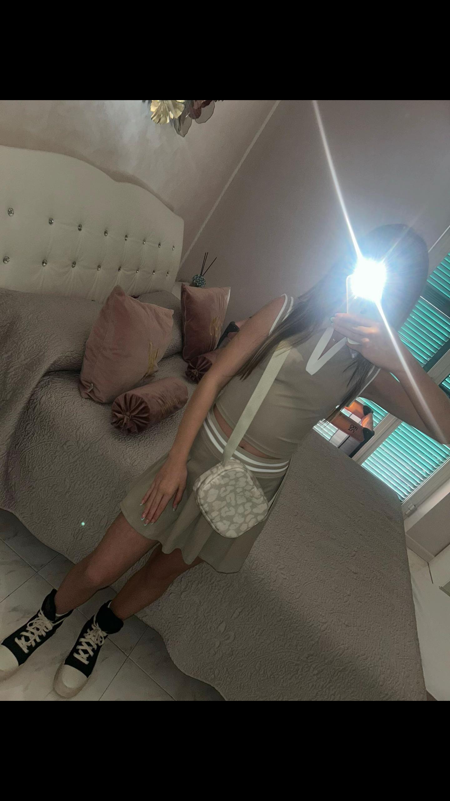 @𝐇
