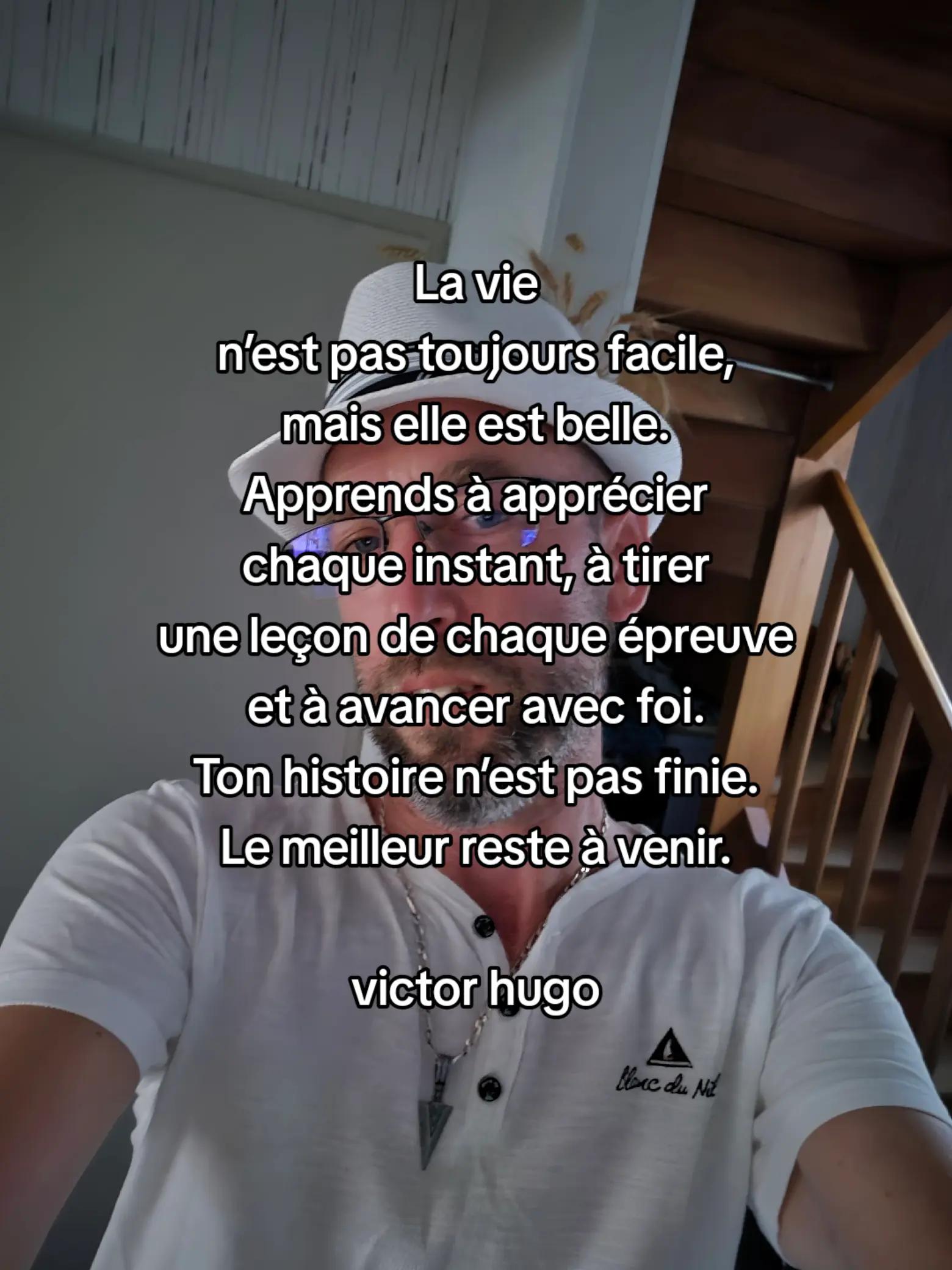 @un homme debout