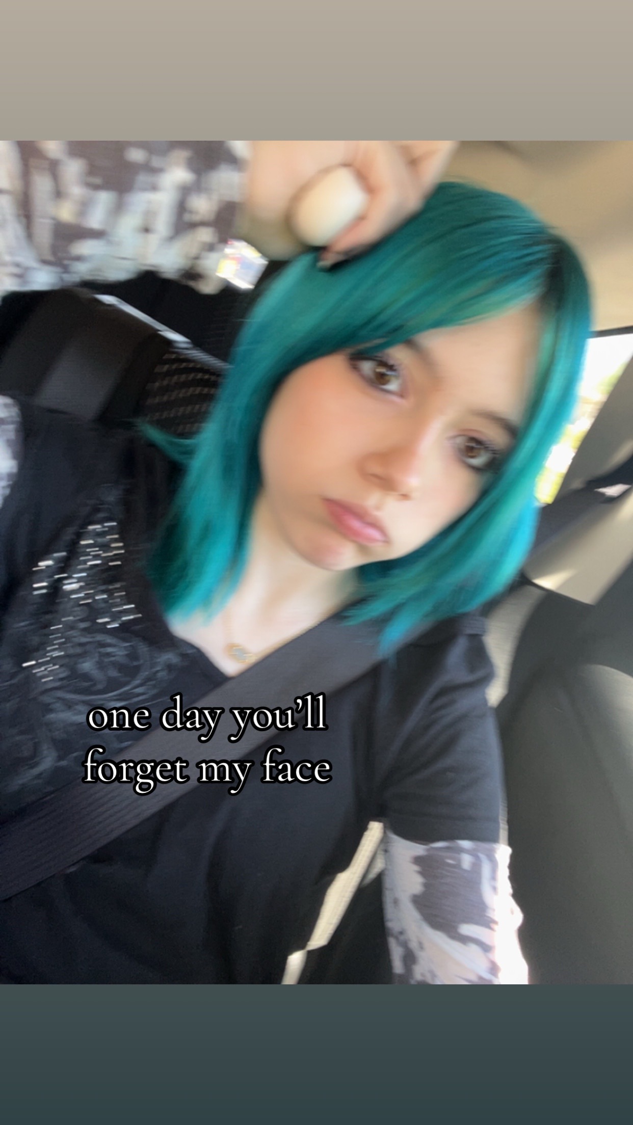 @◞