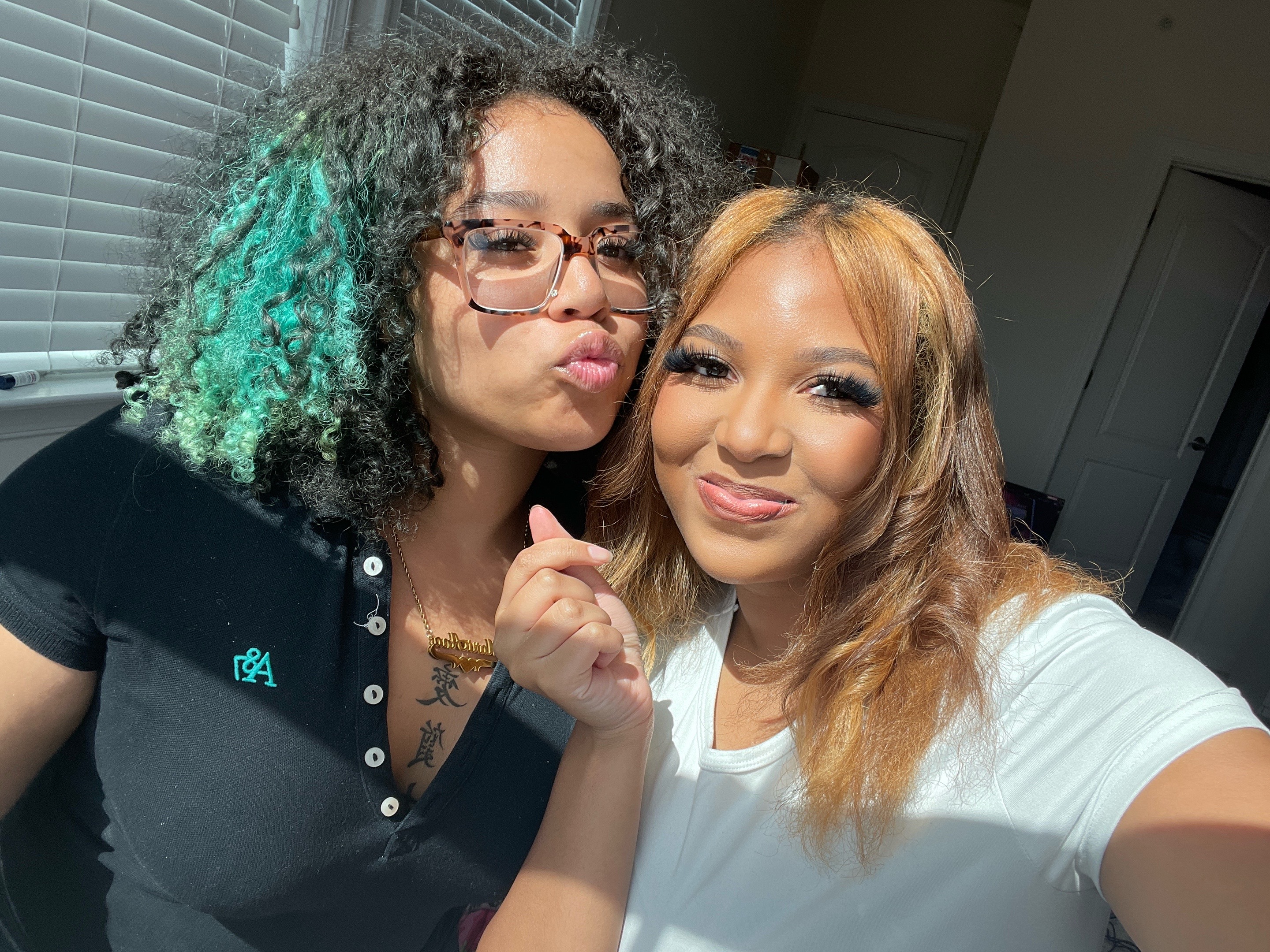 @1tealhairedgirll