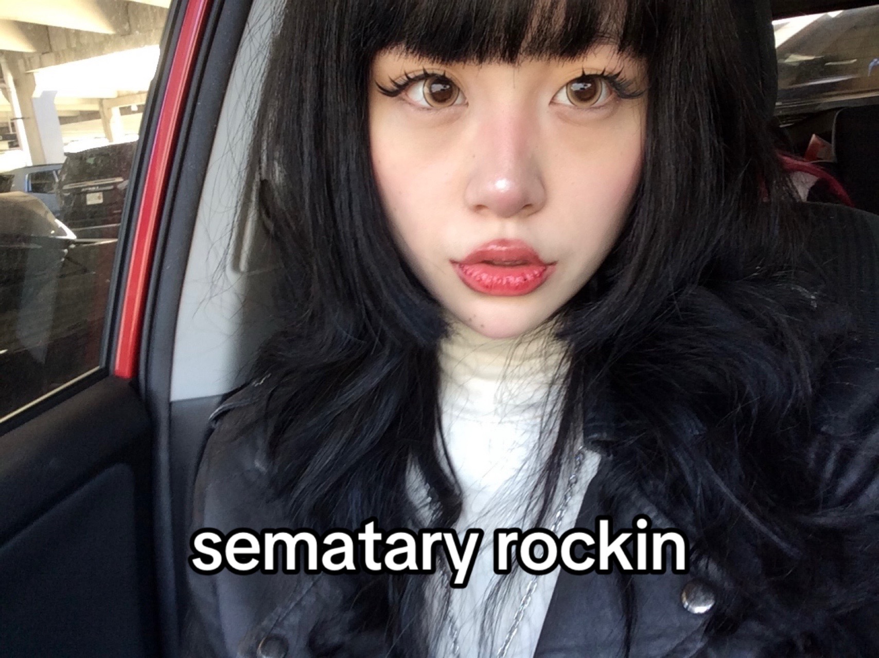 @>_<